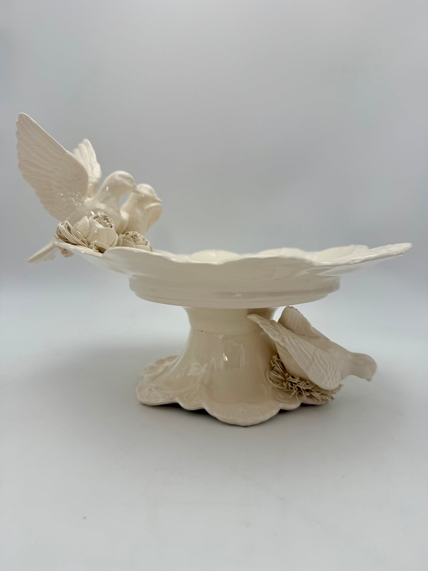 VINTAGE CAPODIMONTE STYLE PEDESTAL CENTERPIECE WITH THREE DOVES AND FLORAL SPAGHETTI PORCELAIN DETAILING