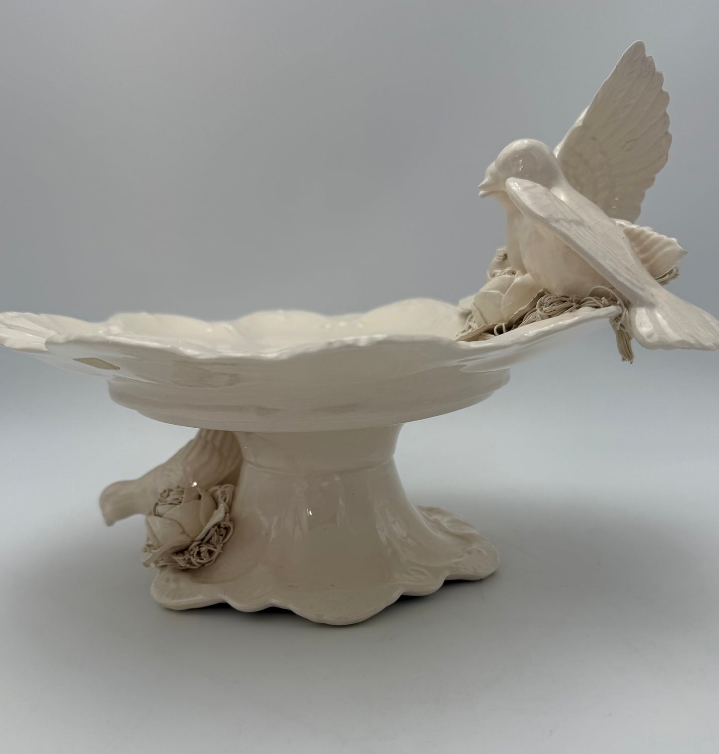 VINTAGE CAPODIMONTE STYLE PEDESTAL CENTERPIECE WITH THREE DOVES AND FLORAL SPAGHETTI PORCELAIN DETAILING