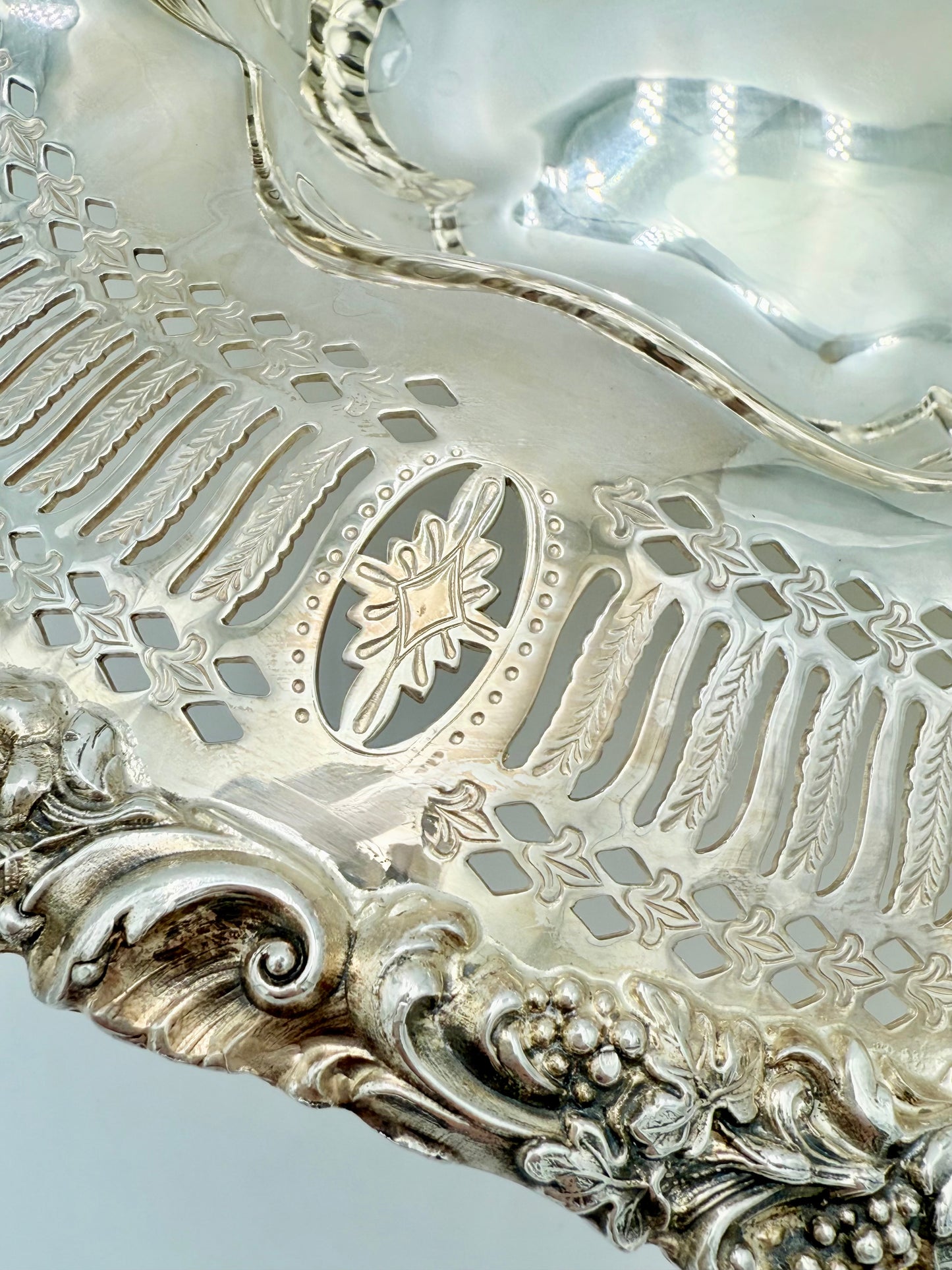 ANTIQUE E.G.WEBSTER SILVER PLATED ORNATE RUFFLE RIM BOWL, CIRCA LATE 1800s