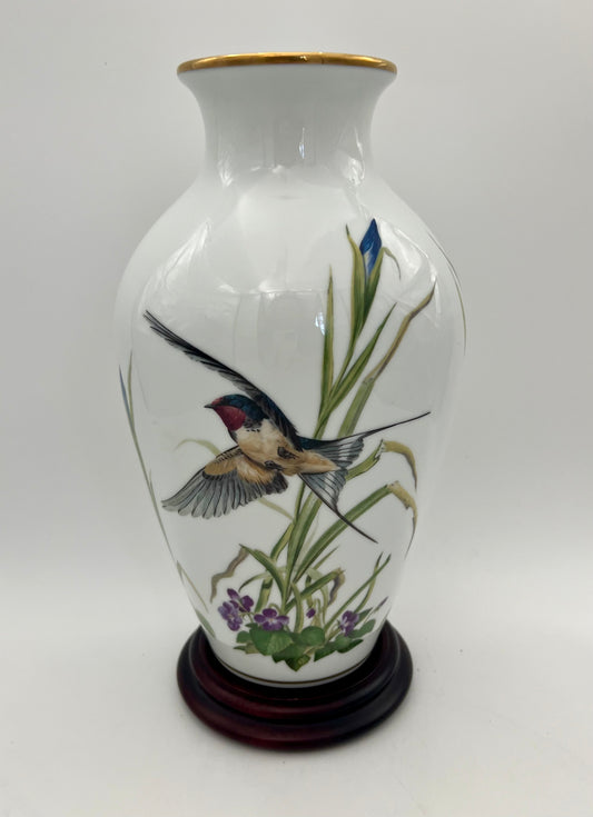 FRANKLIN PORCELAIN "THE MEADOWLAND BIRD VASE" LIMITED EDITION, CIRCA 1980