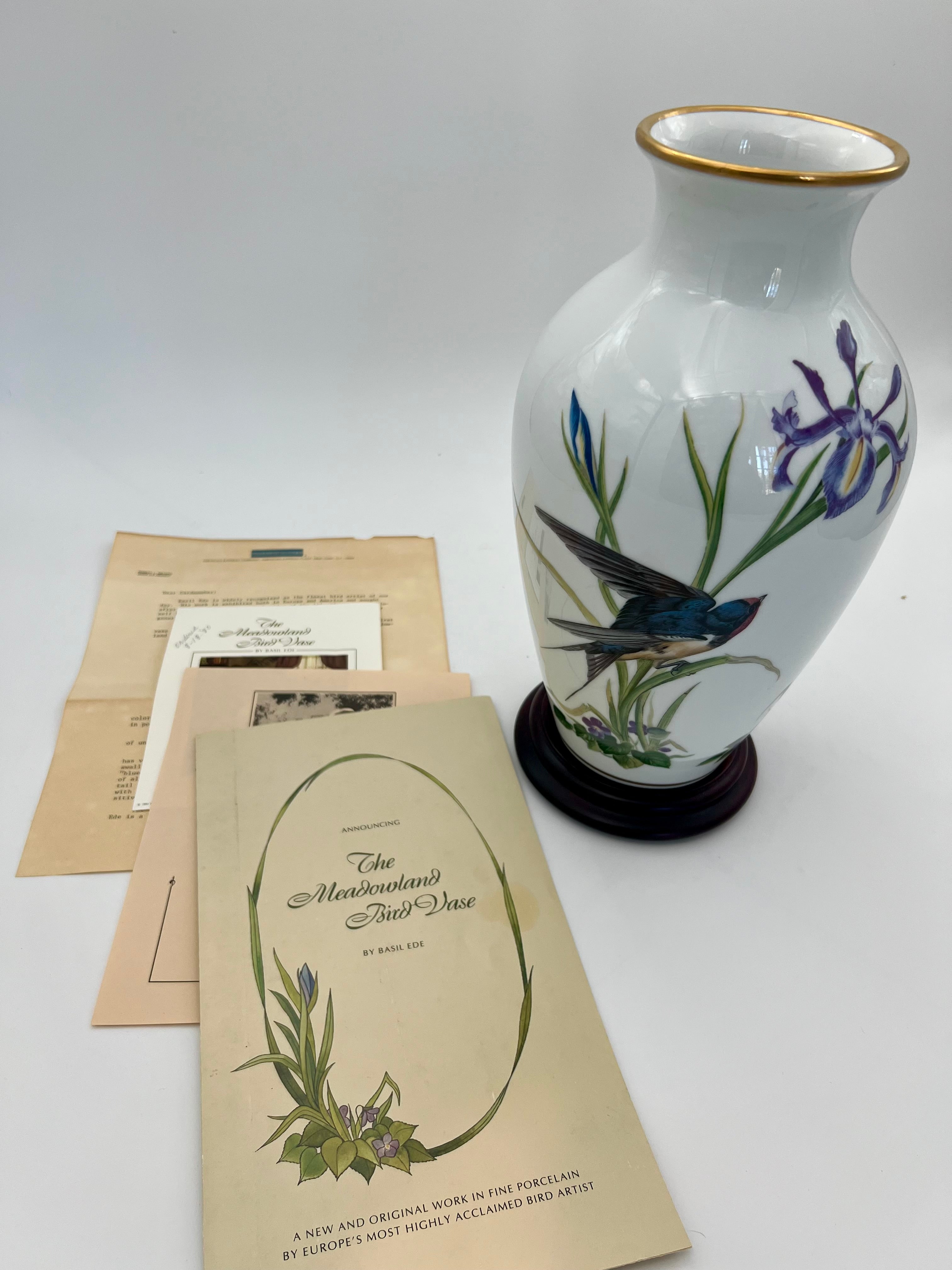 THE MEADOWLAND BIRD VASE BY BASIL EDE – 1980 FRANKLIN PORCELAIN – LIMITED EDITION WITH ORIGINAL PAPERWORK & STAND