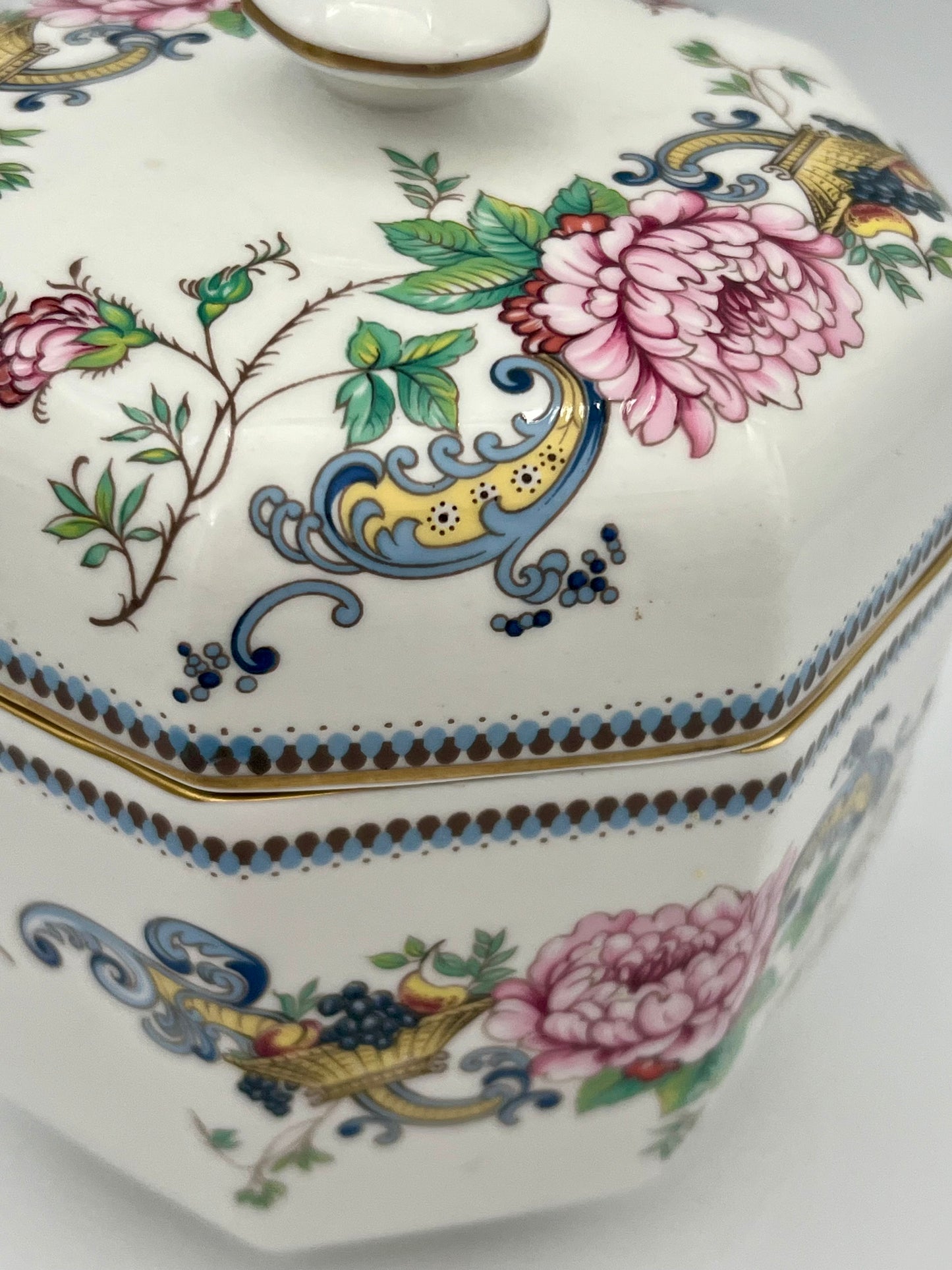 VINTAGE CROWN STAFFORDSHIRE CHELSEA MANOR BOWL WITH LID