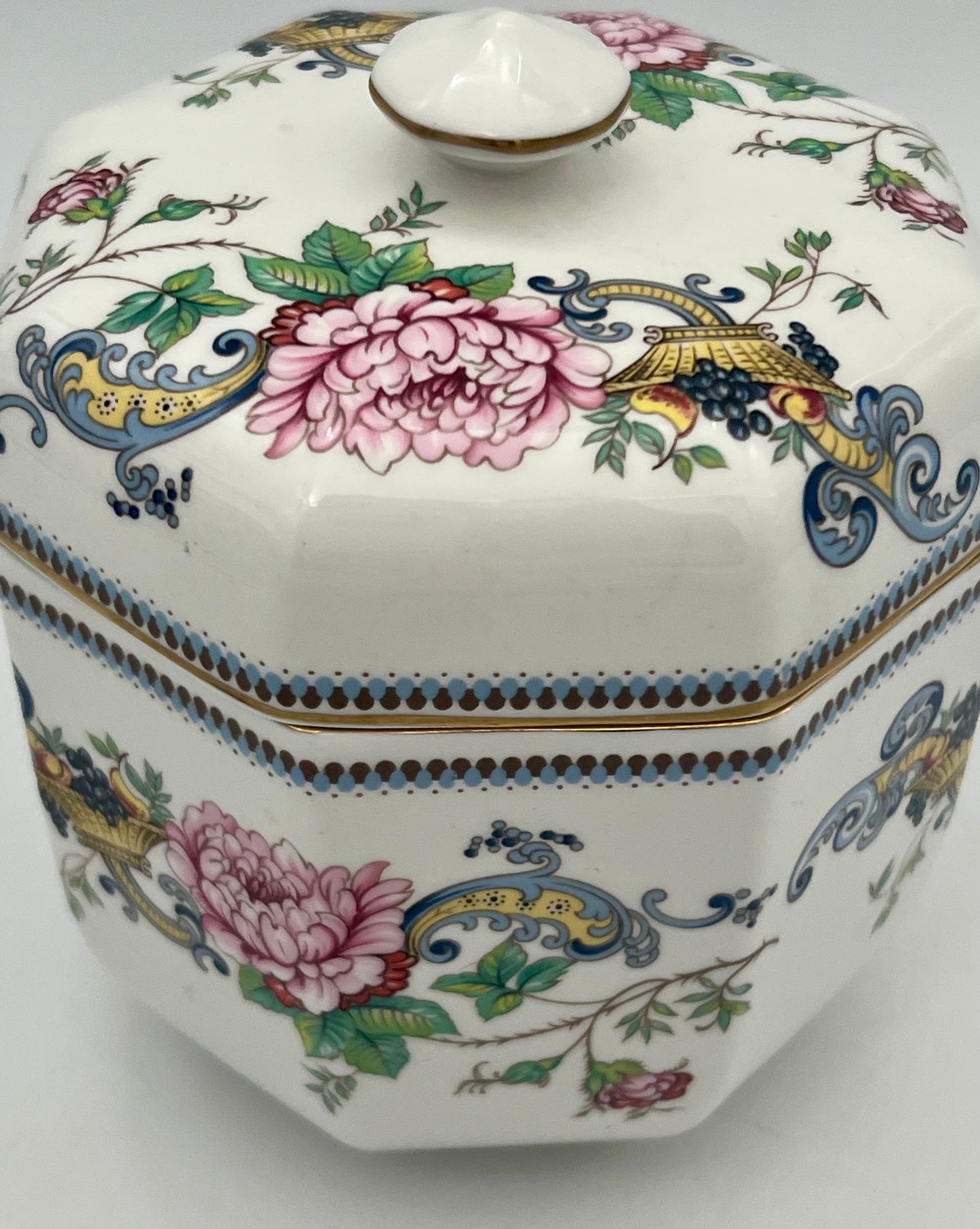 VINTAGE CROWN STAFFORDSHIRE CHELSEA MANOR BOWL WITH LID