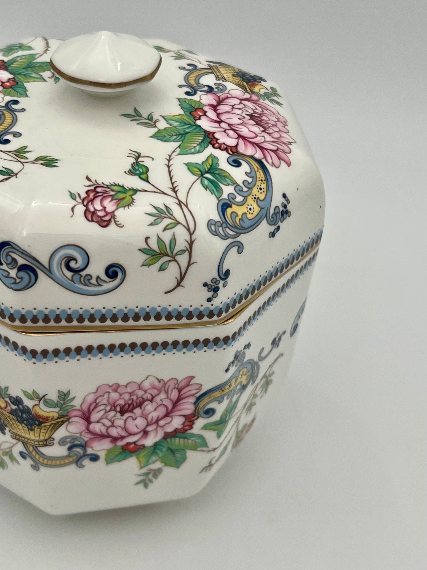 VINTAGE CROWN STAFFORDSHIRE CHELSEA MANOR BOWL WITH LID