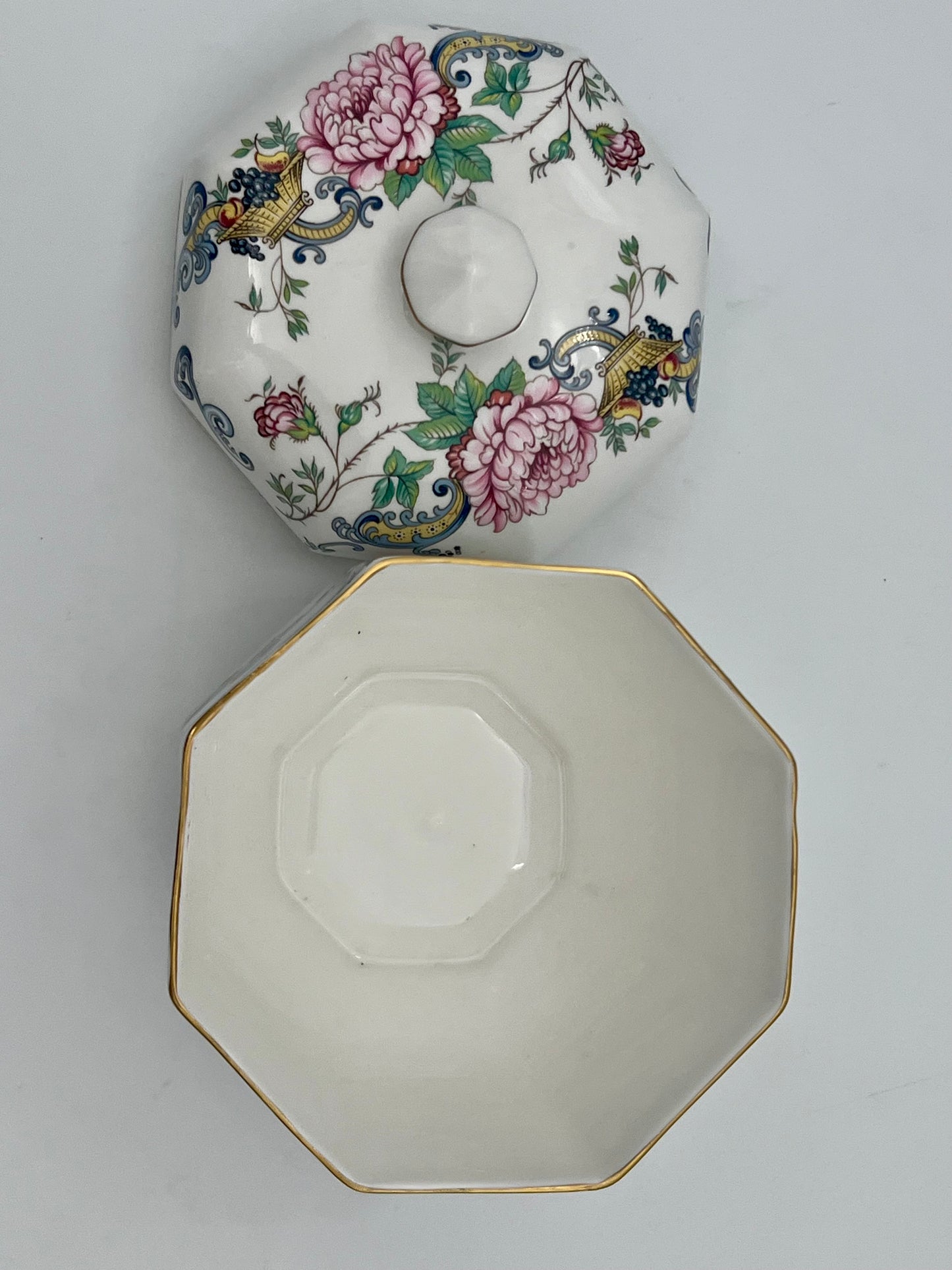 VINTAGE CROWN STAFFORDSHIRE CHELSEA MANOR BOWL WITH LID