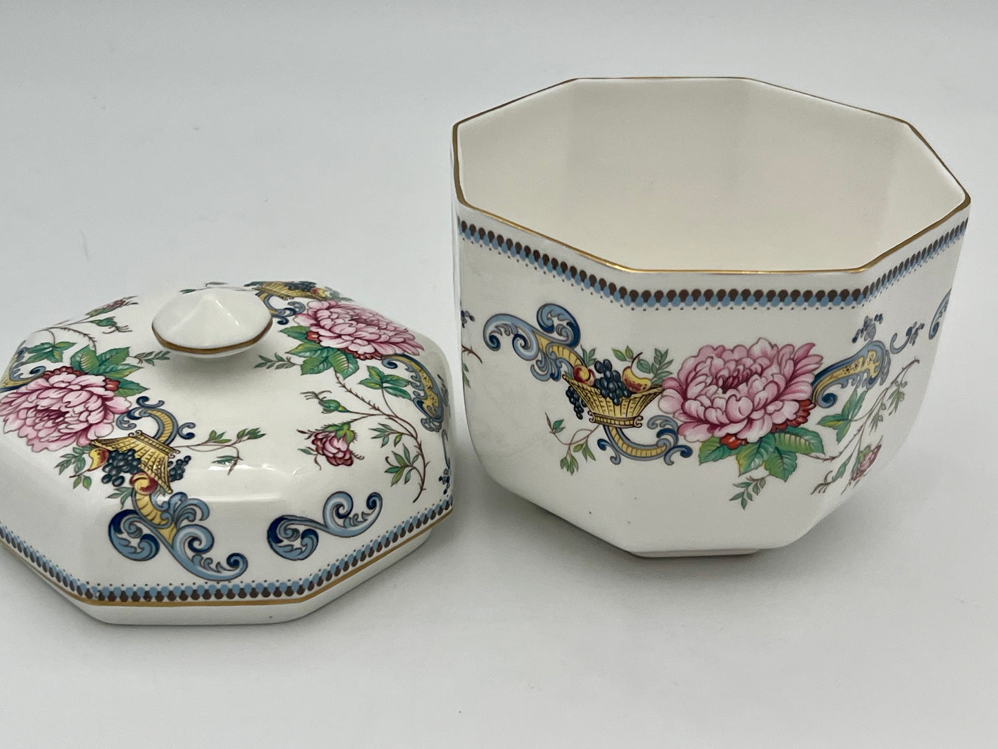 VINTAGE CROWN STAFFORDSHIRE CHELSEA MANOR BOWL WITH LID