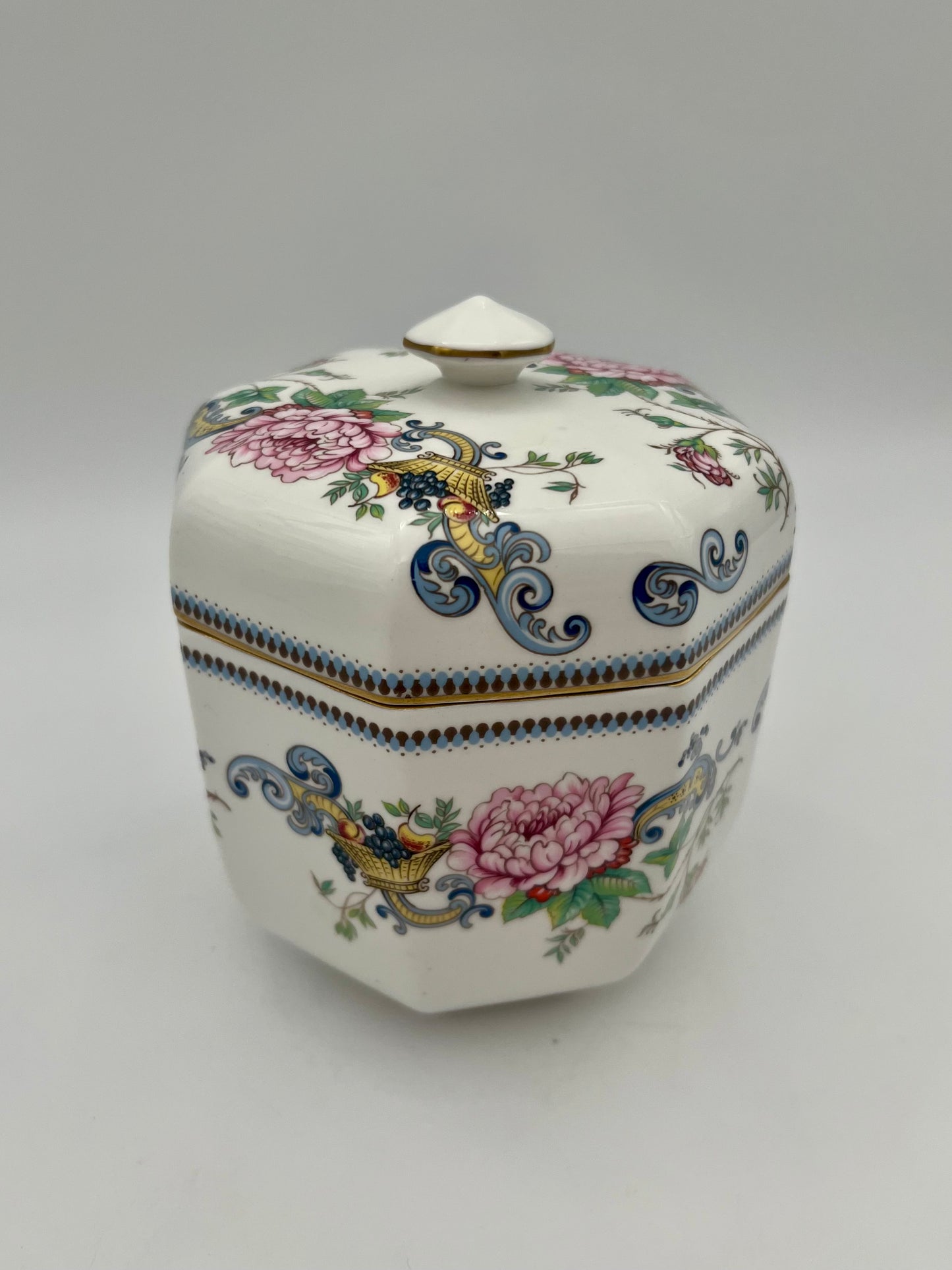 VINTAGE CROWN STAFFORDSHIRE CHELSEA MANOR BOWL WITH LID