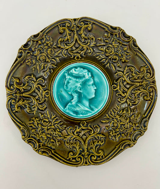 OLIVE ANTIQUE MAJOLICA GERMAN PORTRAIT PLATE, CIRCA LATE 1800s