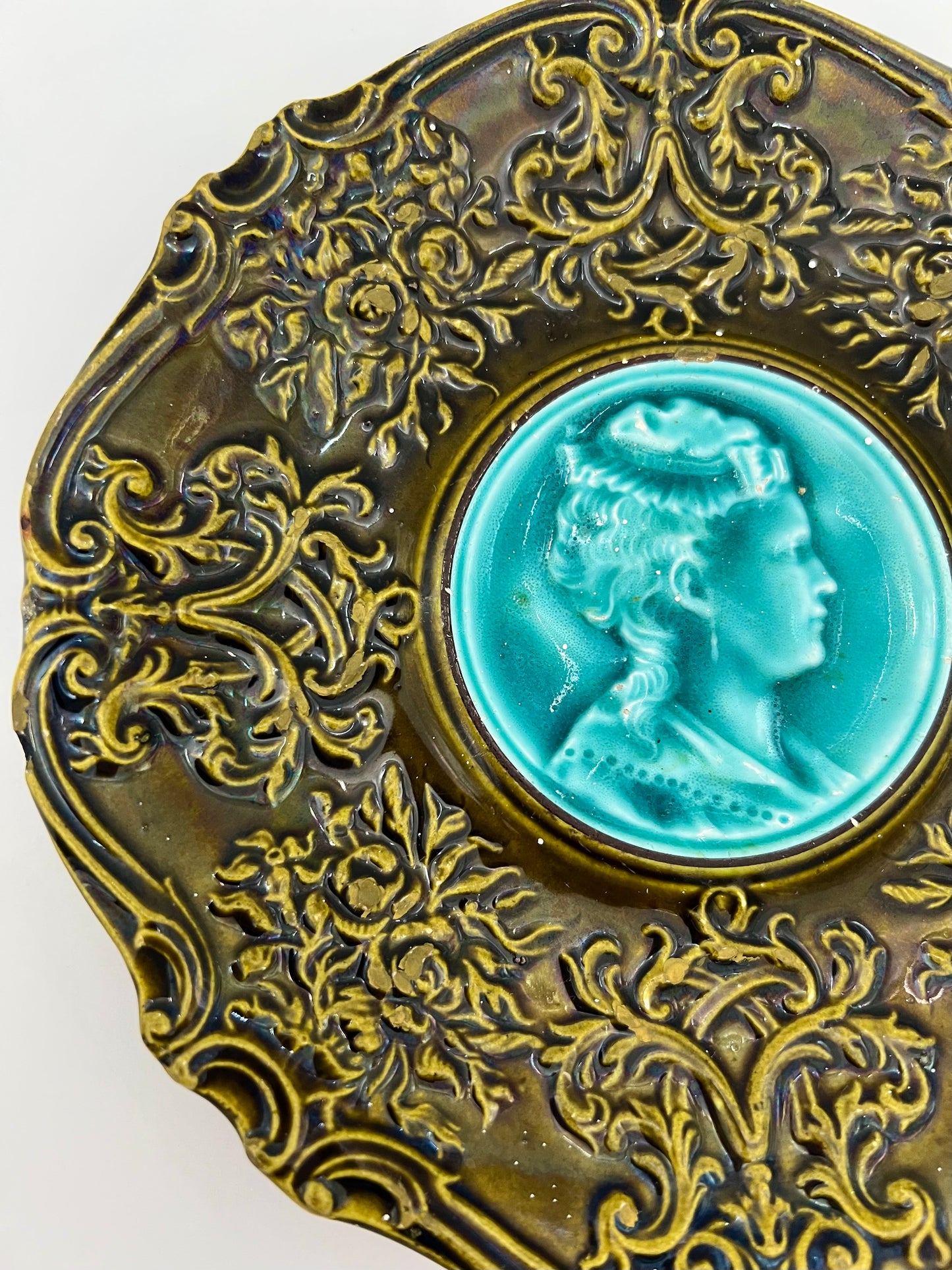 OLIVE ANTIQUE MAJOLICA GERMAN PORTRAIT PLATE, CIRCA LATE 1800s