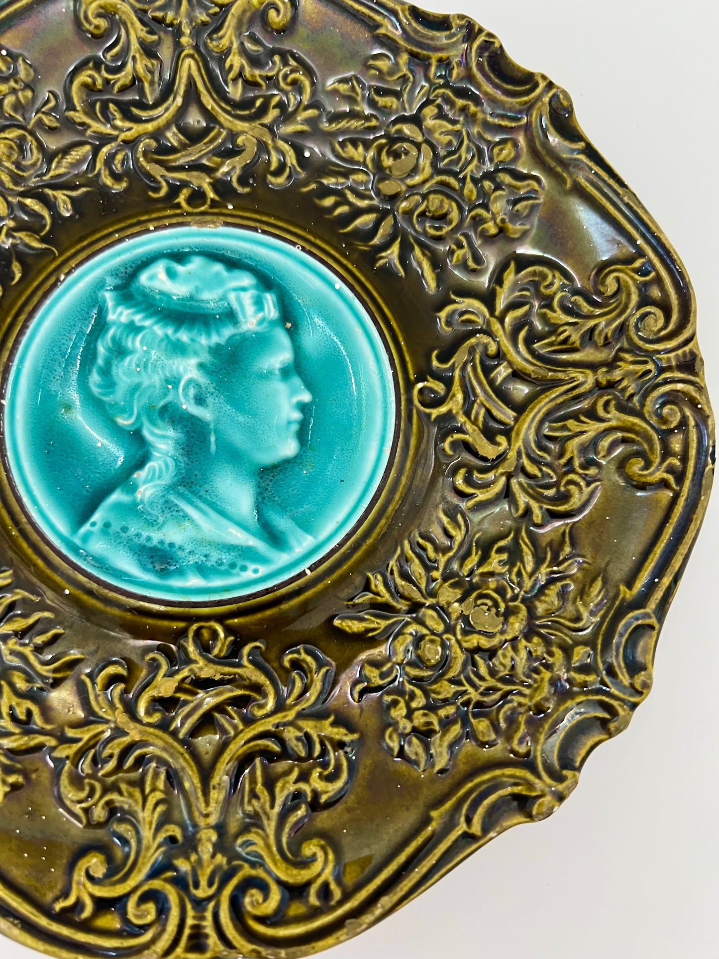 OLIVE ANTIQUE MAJOLICA GERMAN PORTRAIT PLATE, CIRCA LATE 1800s