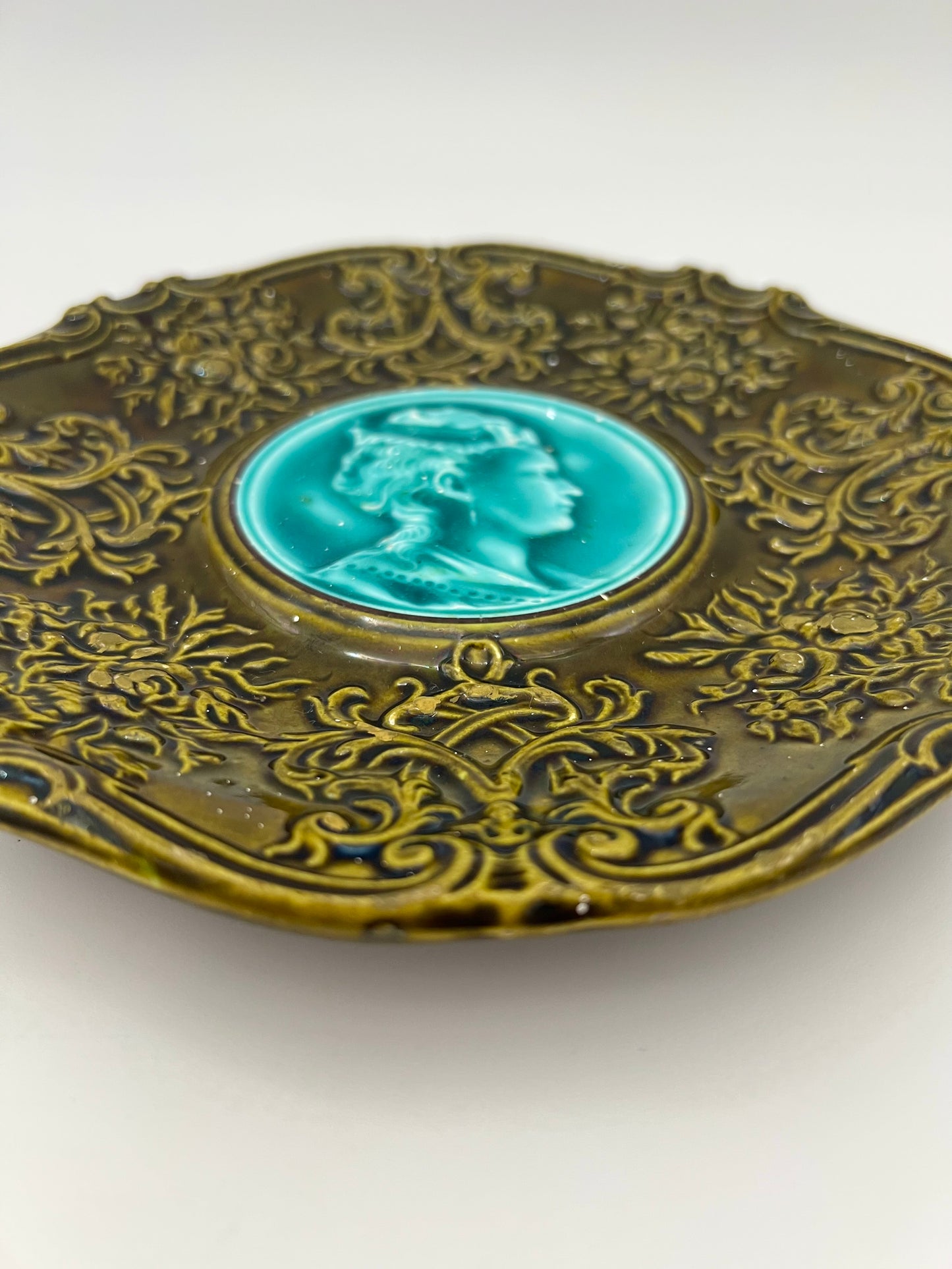 OLIVE ANTIQUE MAJOLICA GERMAN PORTRAIT PLATE, CIRCA LATE 1800s
