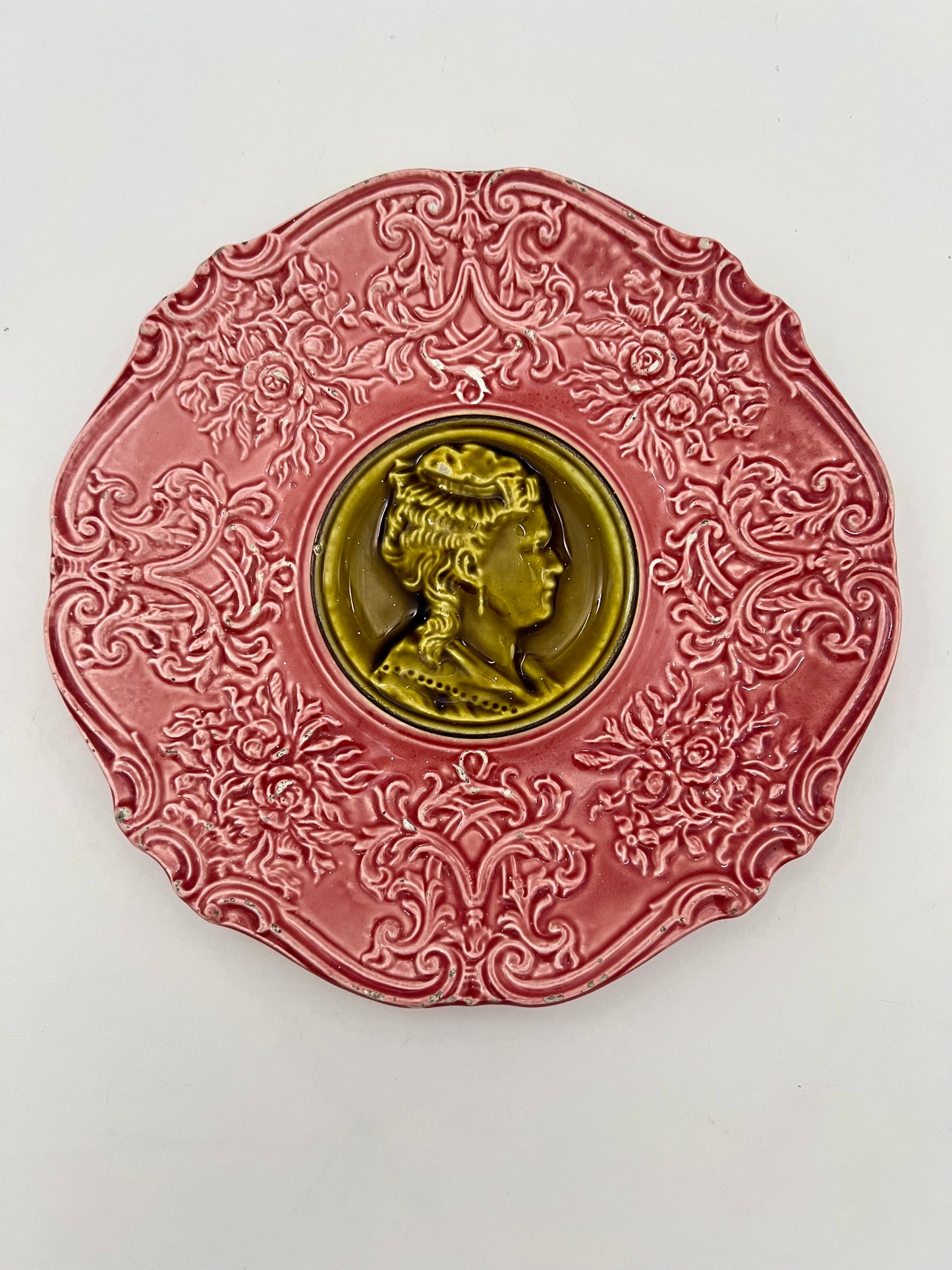 PINK ANTIQUE MAJOLICA GERMAN PORTRAIT PLATE, CIRCA 1800s