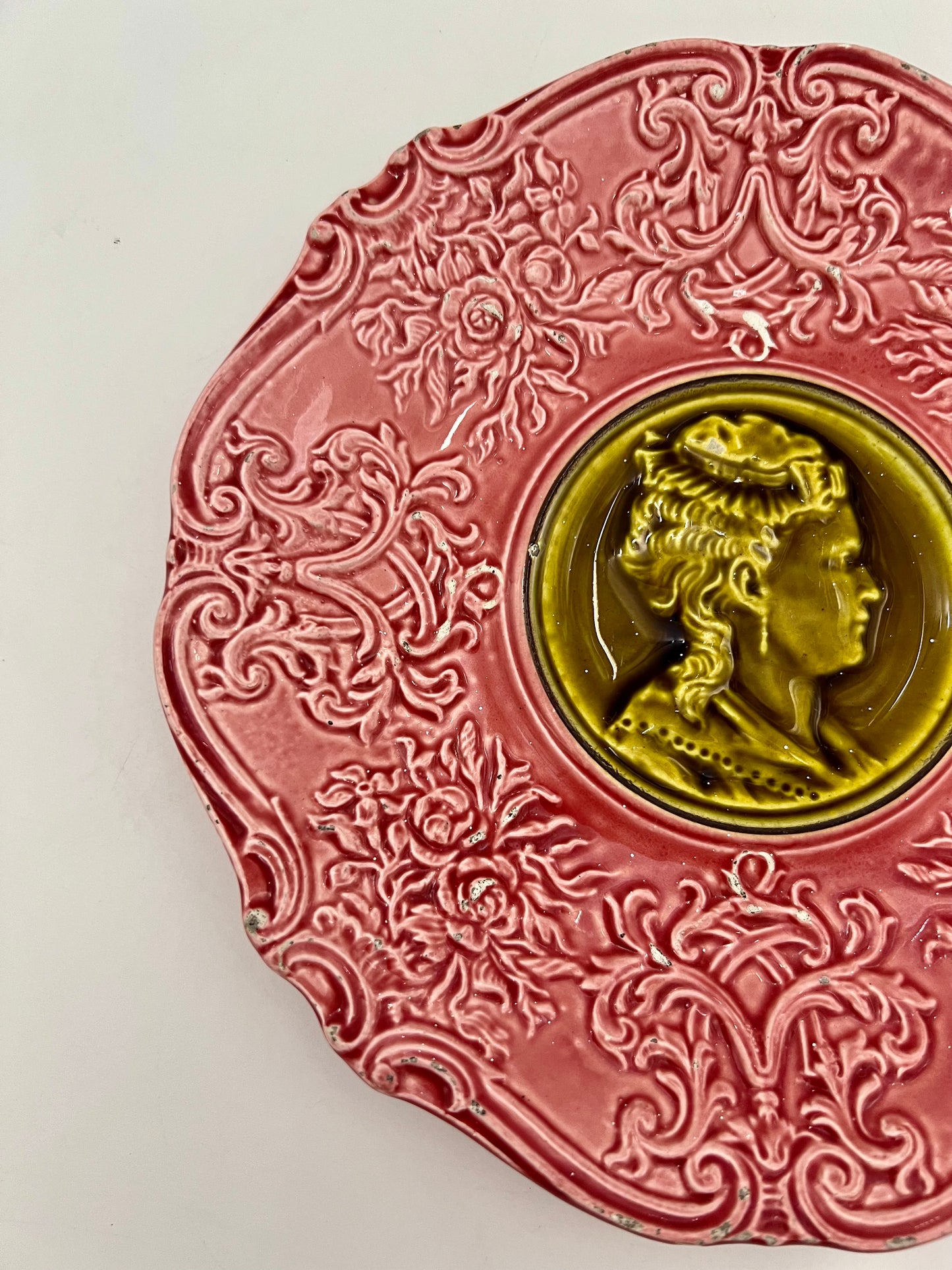 PINK ANTIQUE MAJOLICA GERMAN PORTRAIT PLATE, CIRCA 1800s