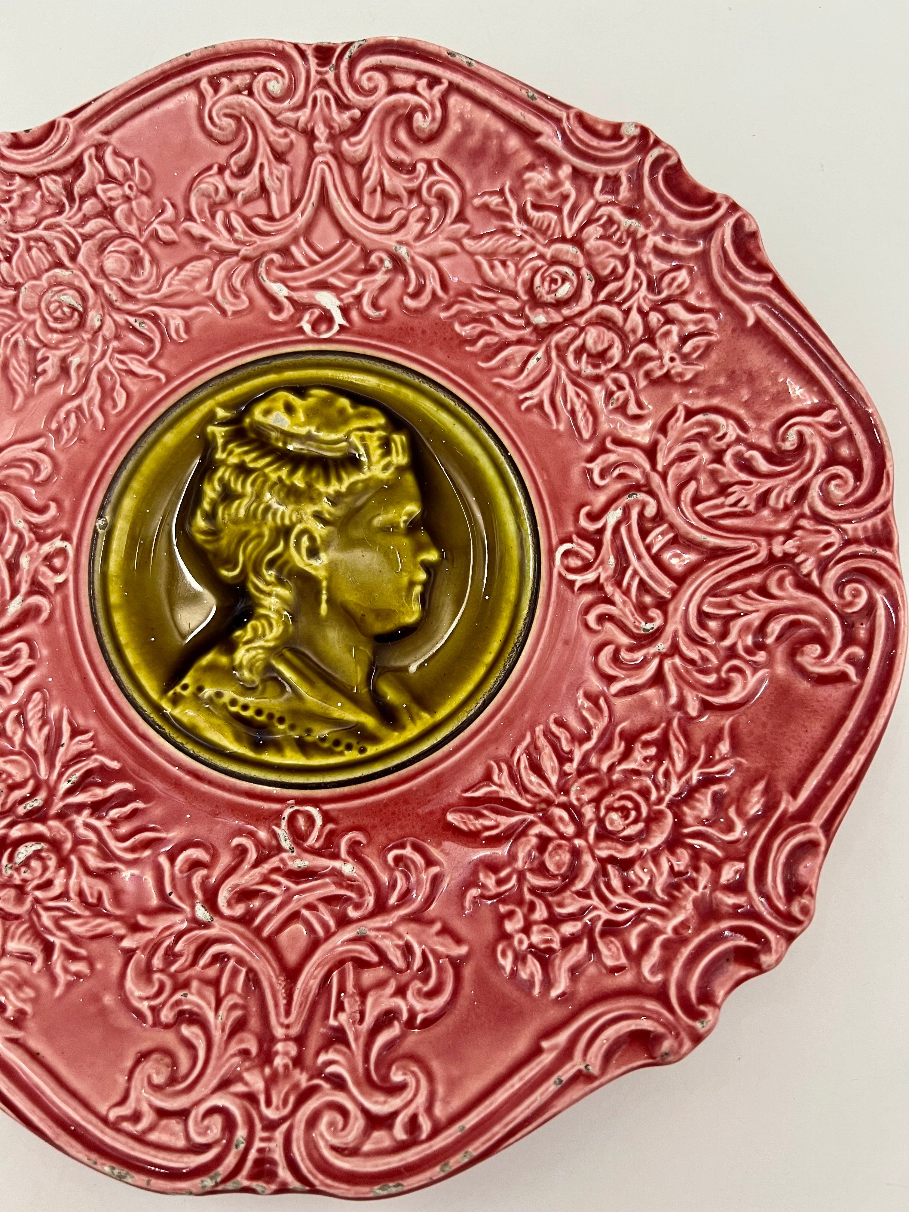 ANTIQUE VILLEROY & BOCH MAJOLICA CAMEO PLATE – RARE PINK WITH OLIVE PORTRAIT MEDALLION, CIRCA 1880s