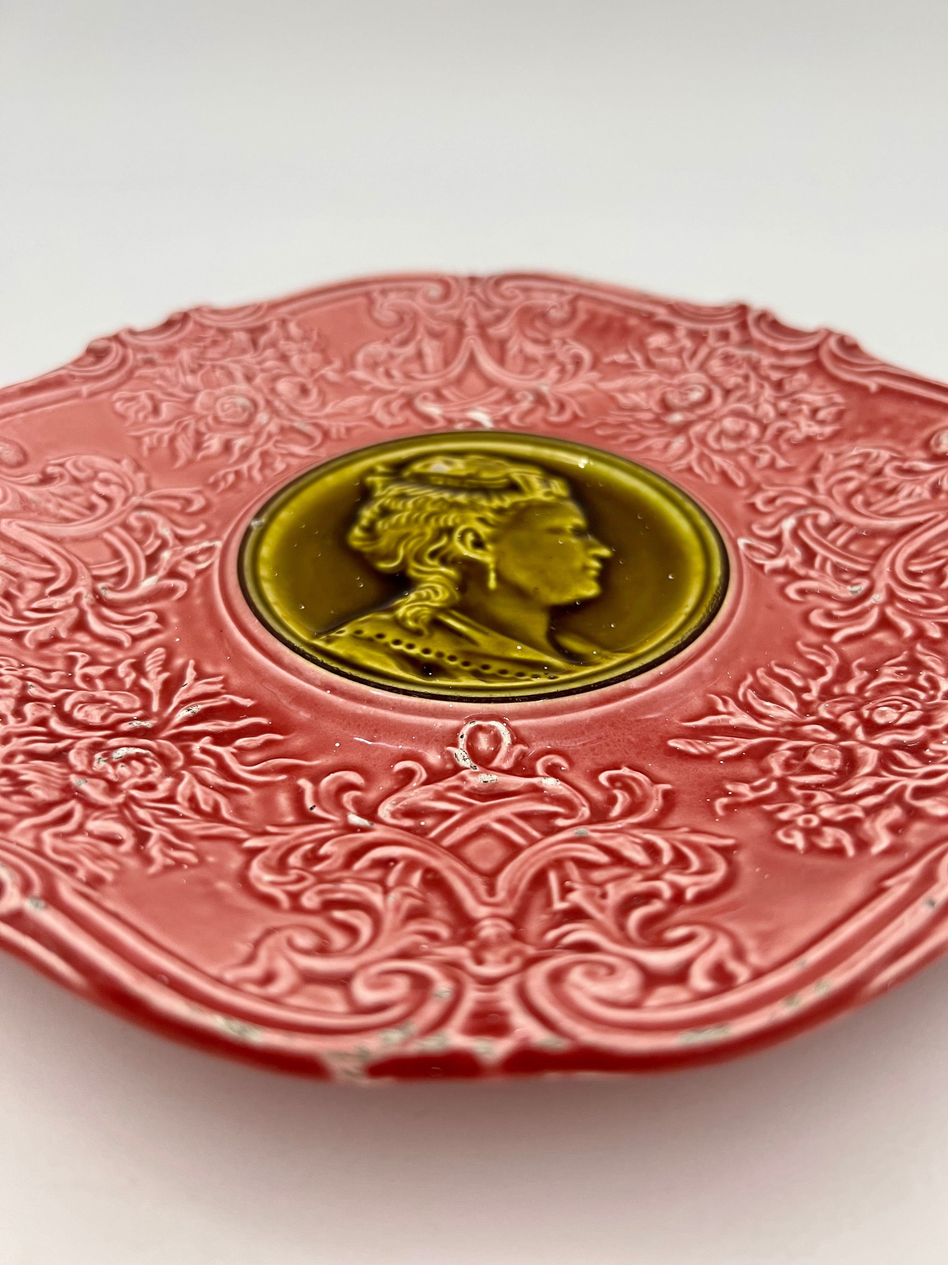 ANTIQUE VILLEROY & BOCH MAJOLICA CAMEO PLATE – RARE PINK WITH OLIVE PORTRAIT MEDALLION, CIRCA 1880s