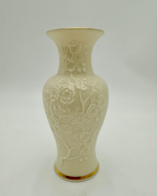 LENOX GEORGIAN COLLECTION SCUPLTED FLORAL IVORY AND 24K GOLD VASE