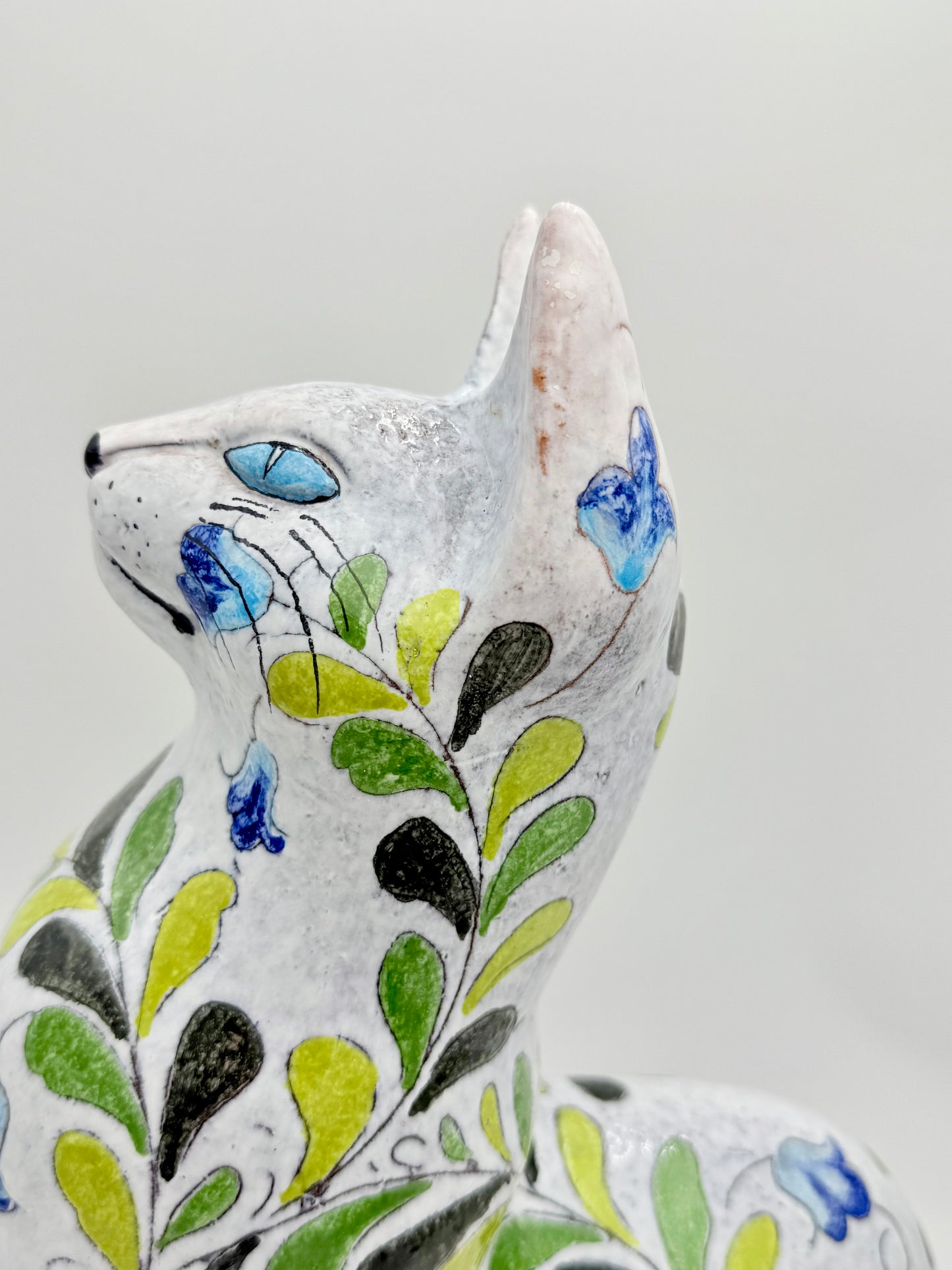 TALL 1960s ITALIAN HAND PAINTED AND GLAZED CAT SCULPTURE