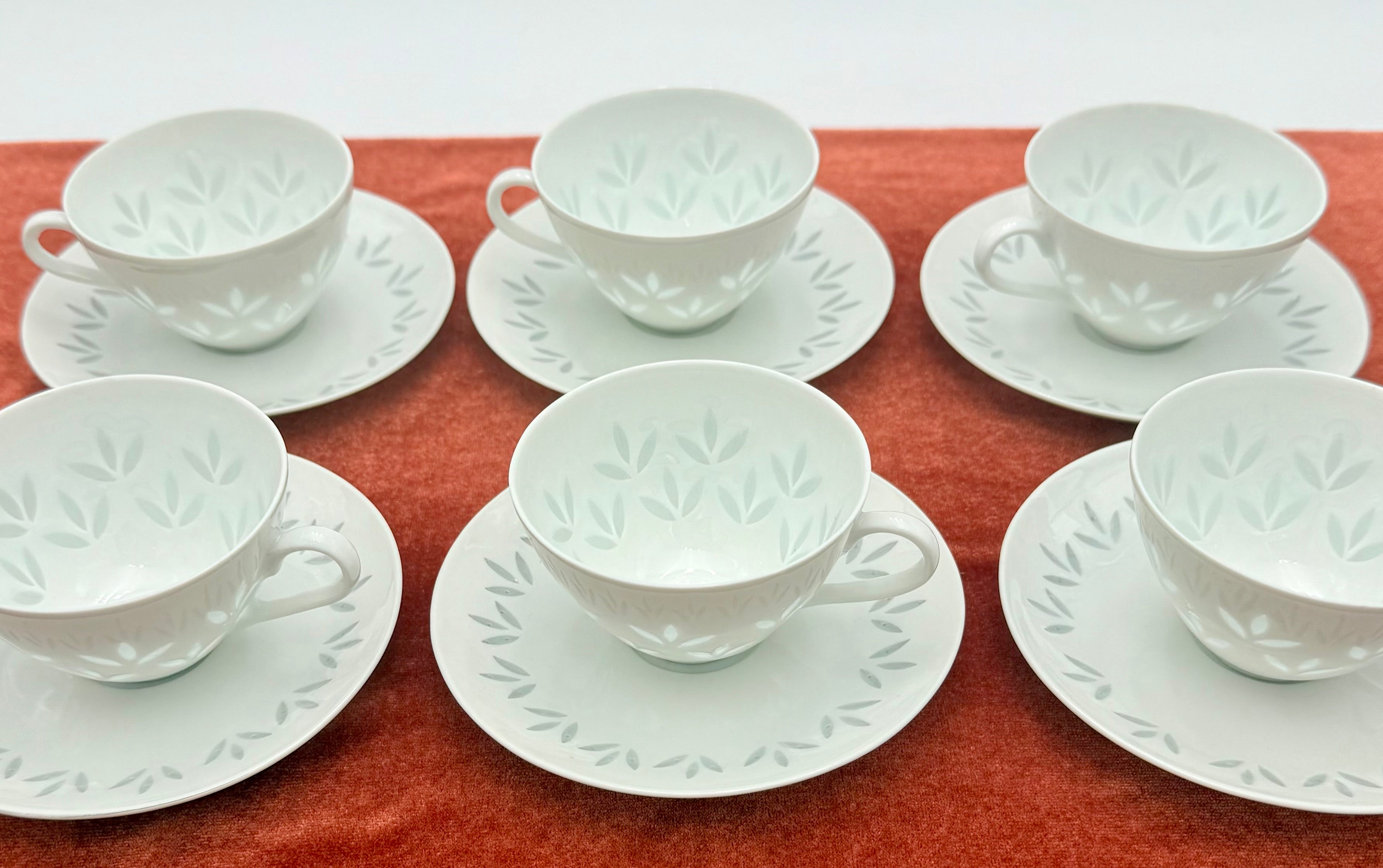 ARABIA FINLAND TEA CUPS & SAUCERS – SET OF 6 – FRIEDL HOLZER-KJELLBERG DESIGN – MID-CENTURY SCANDINAVIAN LEAF PATTERN