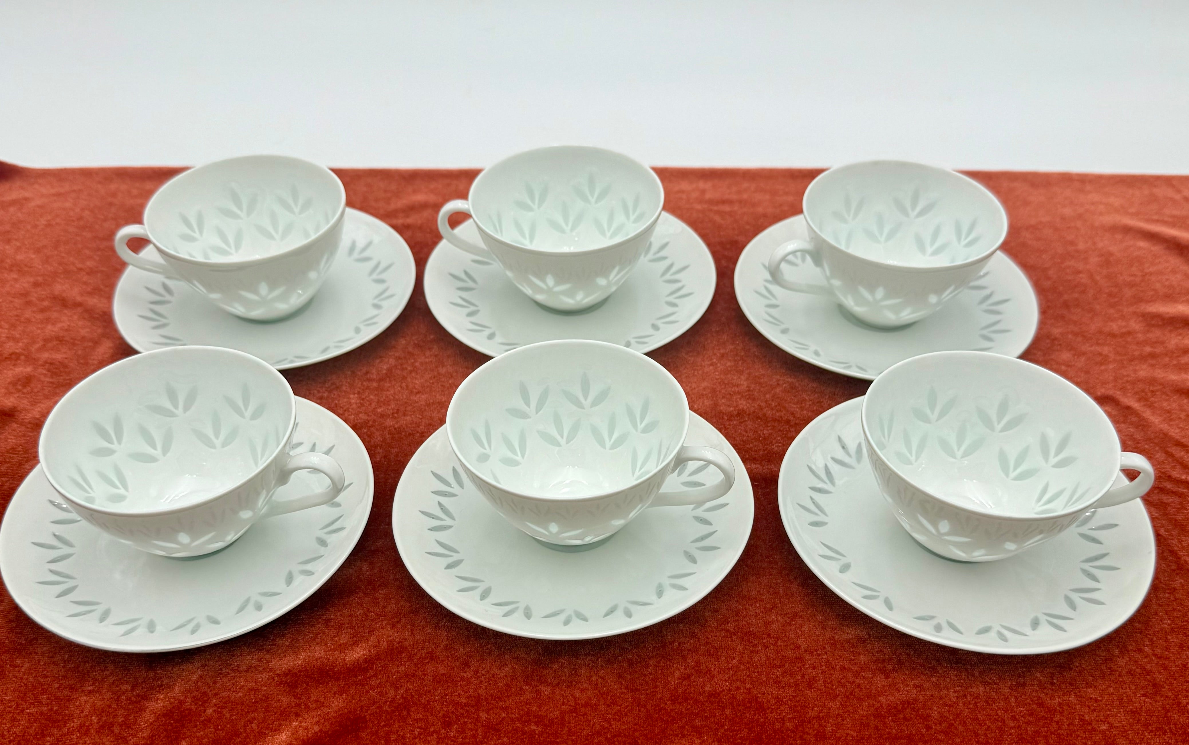 ARABIA FINLAND TEA CUPS & SAUCERS – SET OF 6 – FRIEDL HOLZER-KJELLBERG DESIGN – MID-CENTURY SCANDINAVIAN LEAF PATTERN
