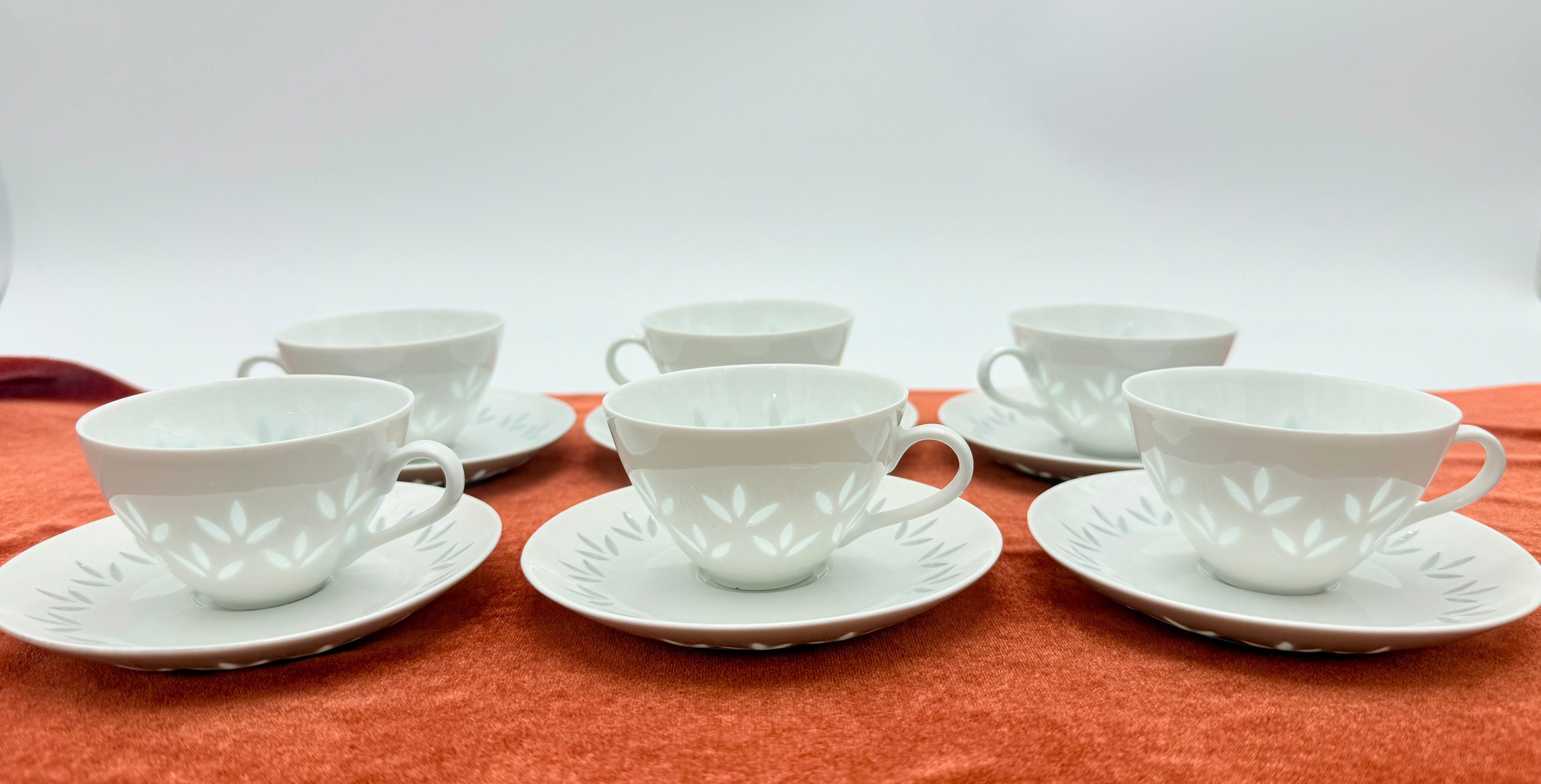 ARABIA FINLAND TEA CUPS & SAUCERS – SET OF 6 – FRIEDL HOLZER-KJELLBERG DESIGN – MID-CENTURY SCANDINAVIAN LEAF PATTERN