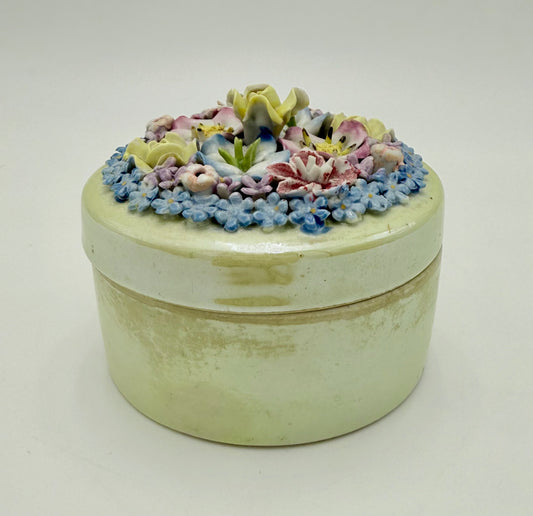 ANTIQUE ELFINWARE PORCELAIN JEWELRY/TRINKET BOX, CIRCA 1920s