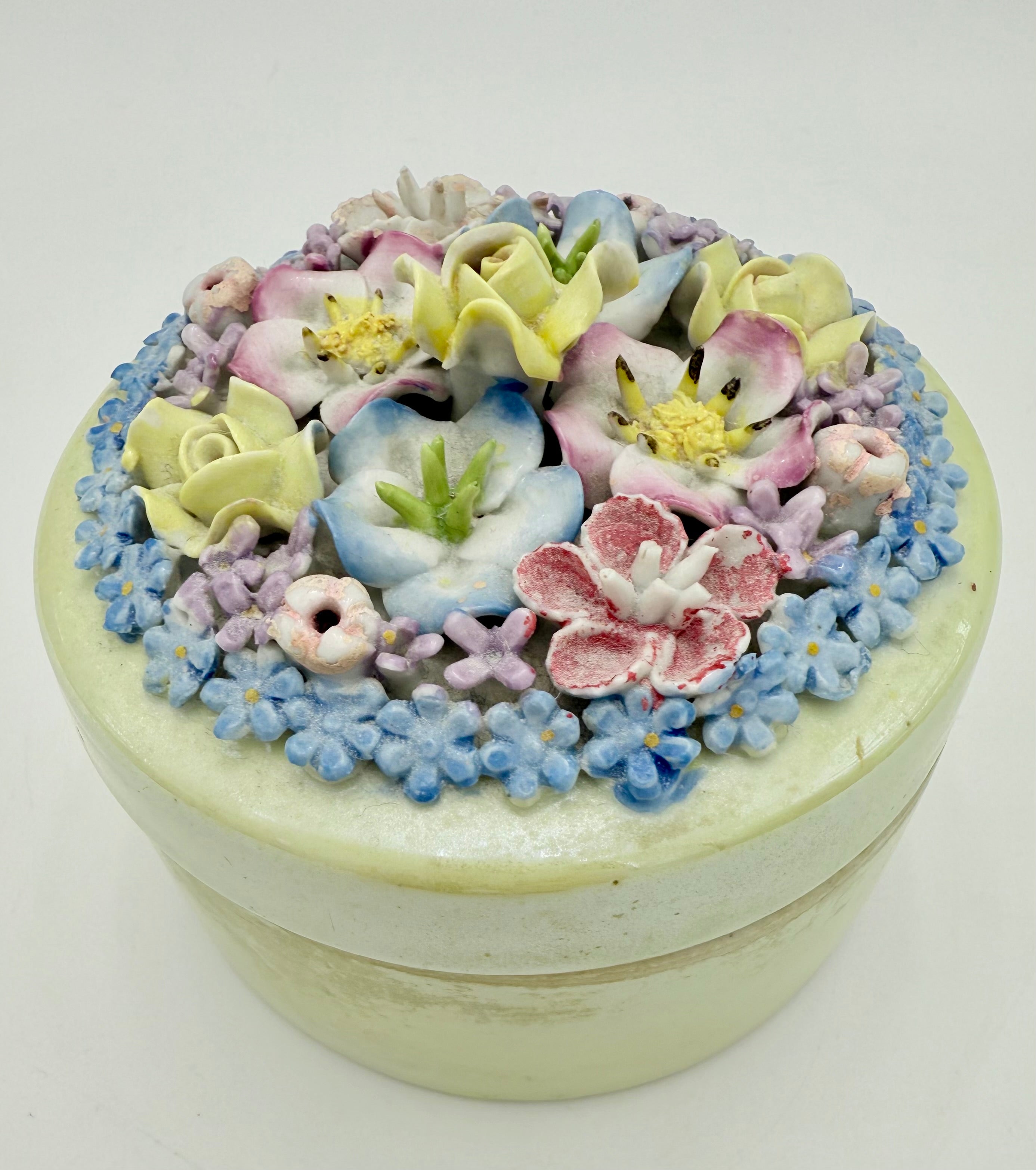 ANTIQUE GERMAN ELFINWARE PORCELAIN POWDER BOX WITH APPLIED FLOWERS