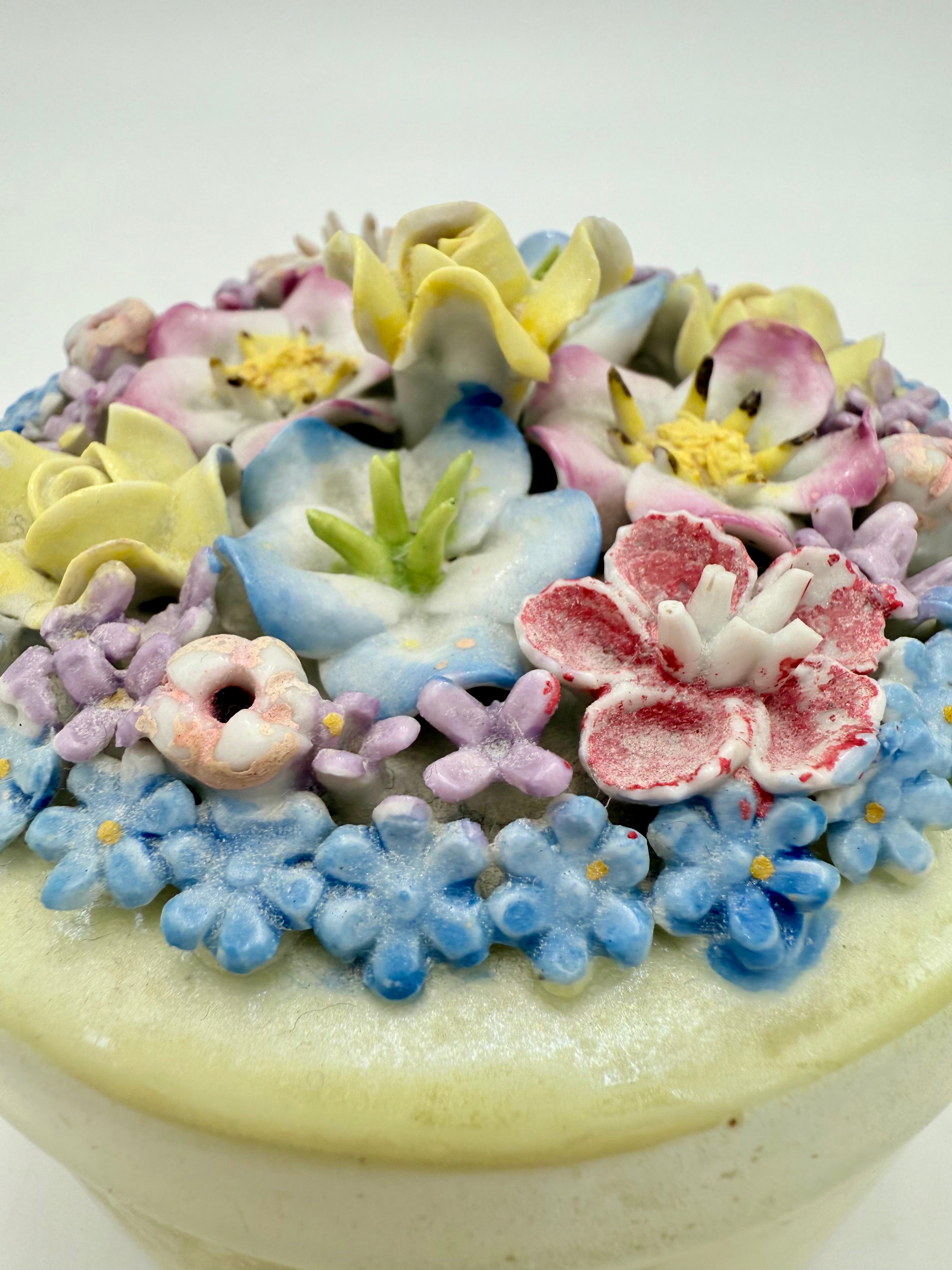 ANTIQUE GERMAN ELFINWARE PORCELAIN POWDER BOX WITH APPLIED FLOWERS