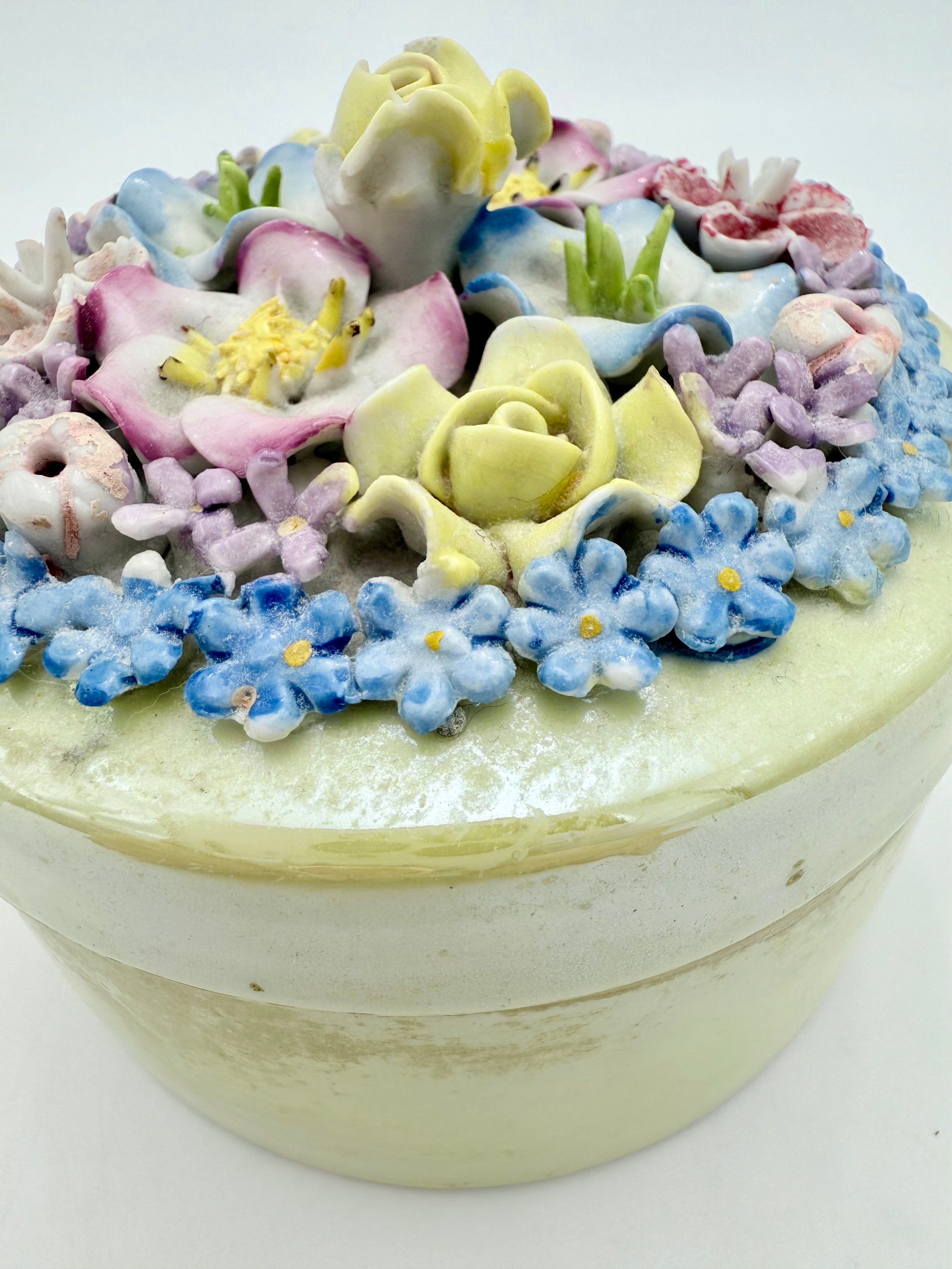 ANTIQUE GERMAN ELFINWARE PORCELAIN POWDER BOX WITH APPLIED FLOWERS