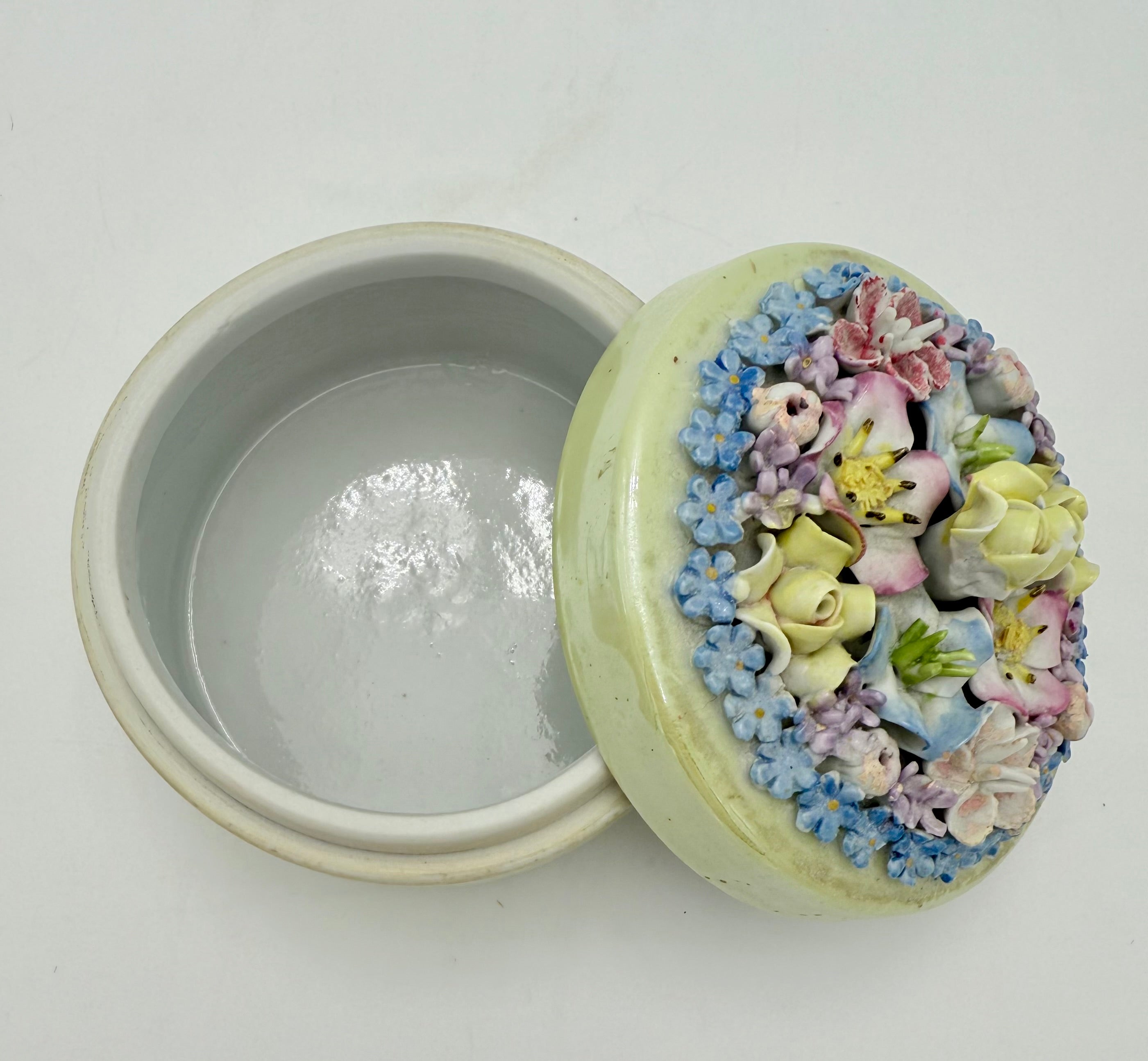 ANTIQUE GERMAN ELFINWARE PORCELAIN POWDER BOX WITH APPLIED FLOWERS