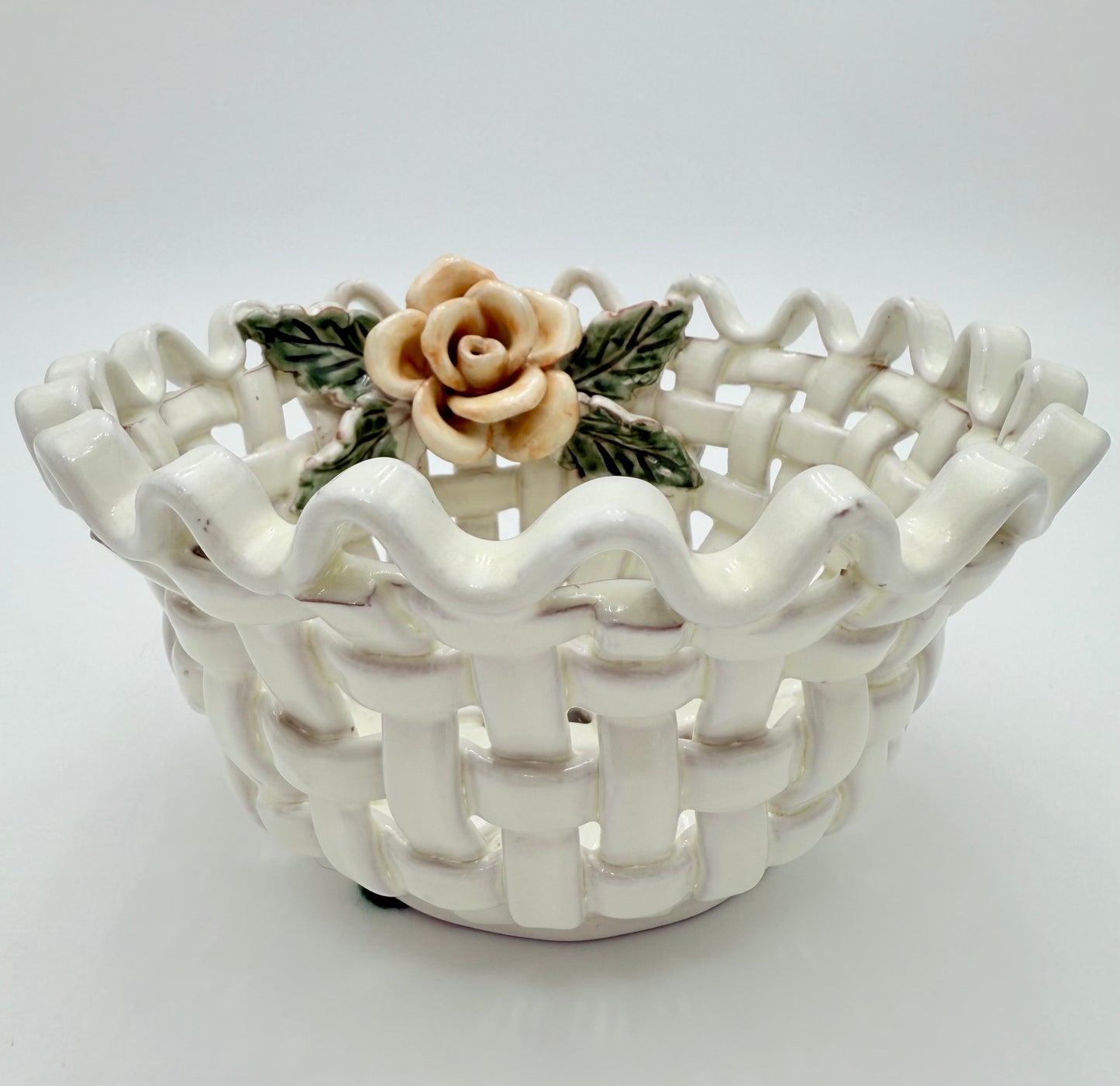 VINTAGE WHITE OPEN WEAVED WITH PEACH ROSE SCALLOPED RIM CERAMIC BOWL