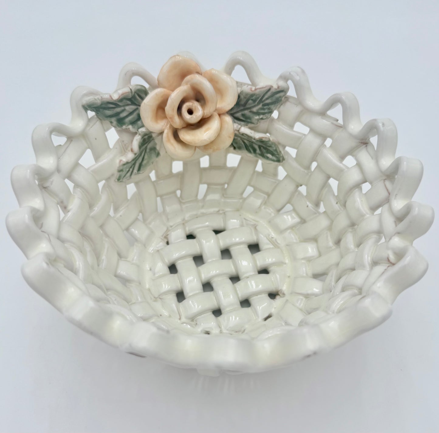 VINTAGE WHITE OPEN WEAVED WITH PEACH ROSE SCALLOPED RIM CERAMIC BOWL