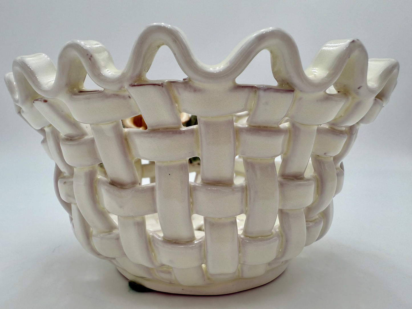 VINTAGE WHITE OPEN WEAVED WITH PEACH ROSE SCALLOPED RIM CERAMIC BOWL
