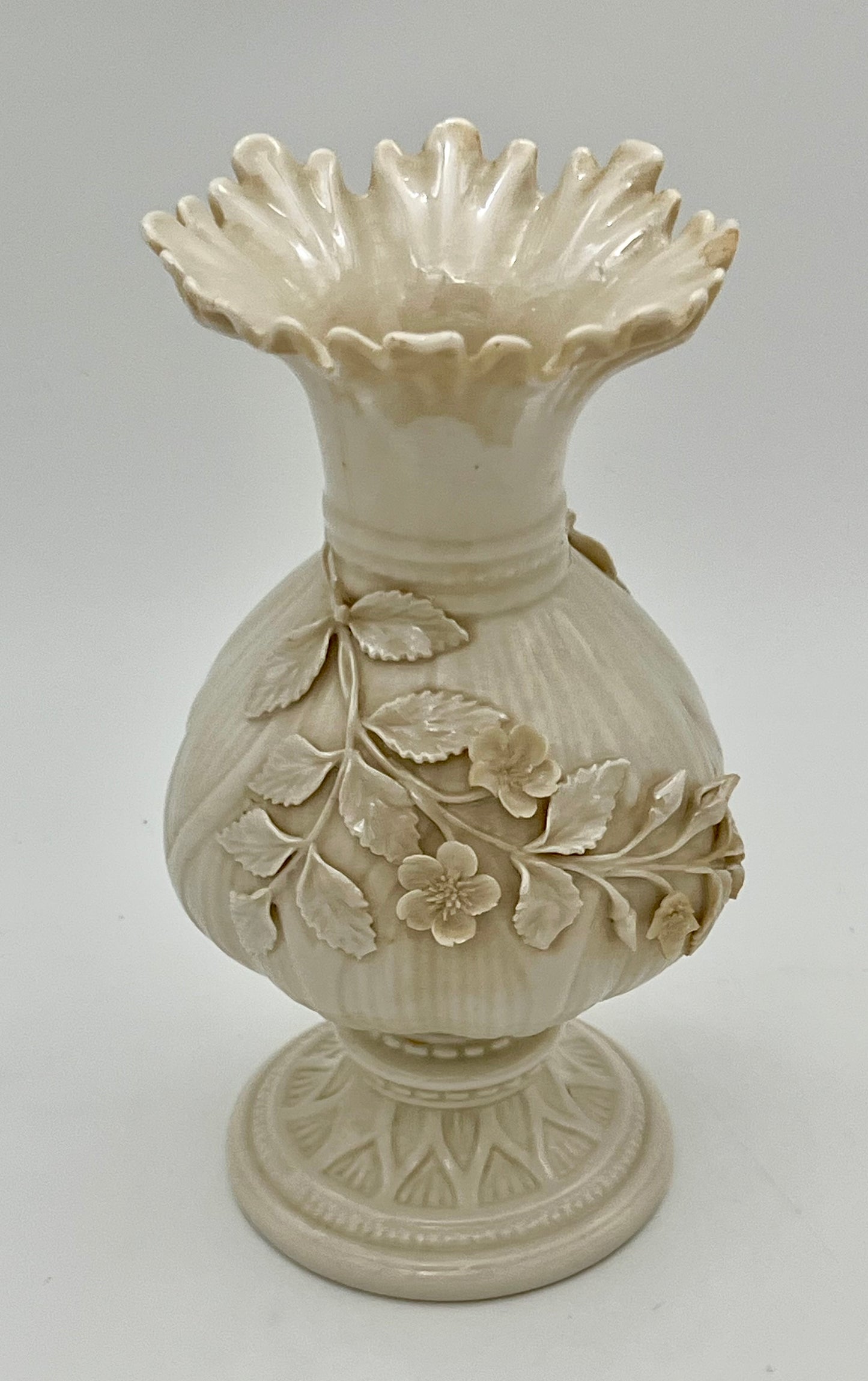 4TH MARK BELLEEK PORCELAIN VASE WITH FLOWERS, CIRCA 1946-1955