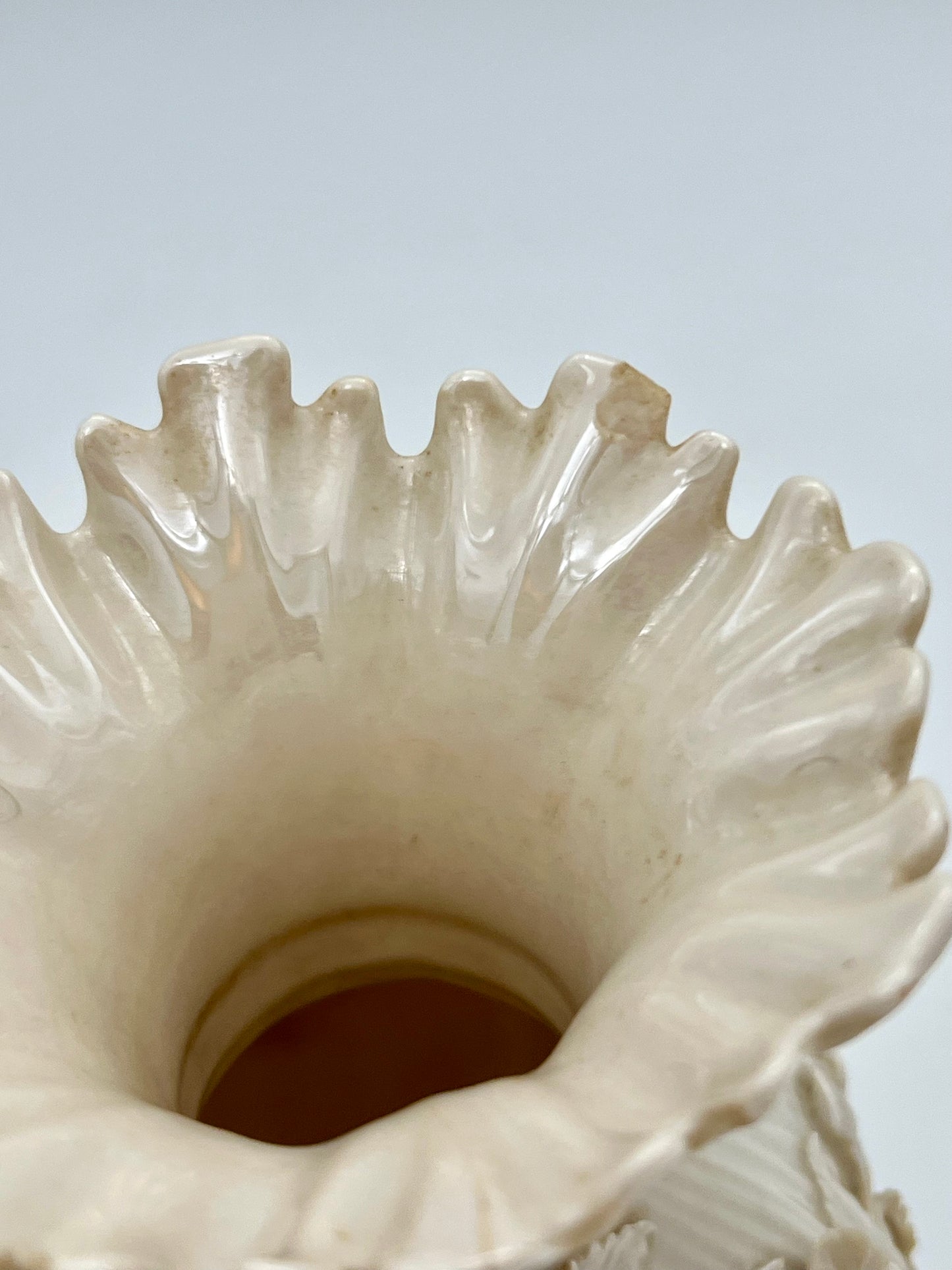 4TH MARK BELLEEK PORCELAIN VASE WITH FLOWERS, CIRCA 1946-1955