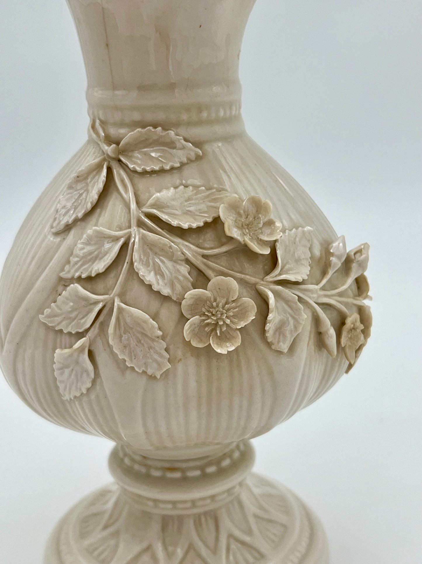 4TH MARK BELLEEK PORCELAIN VASE WITH FLOWERS, CIRCA 1946-1955
