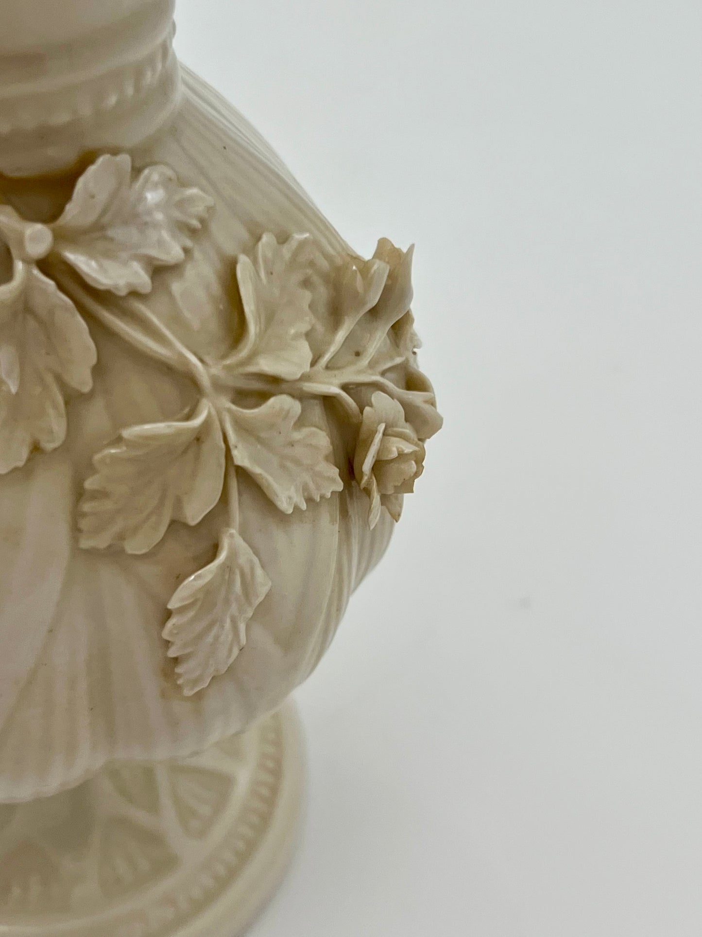 4TH MARK BELLEEK PORCELAIN VASE WITH FLOWERS, CIRCA 1946-1955
