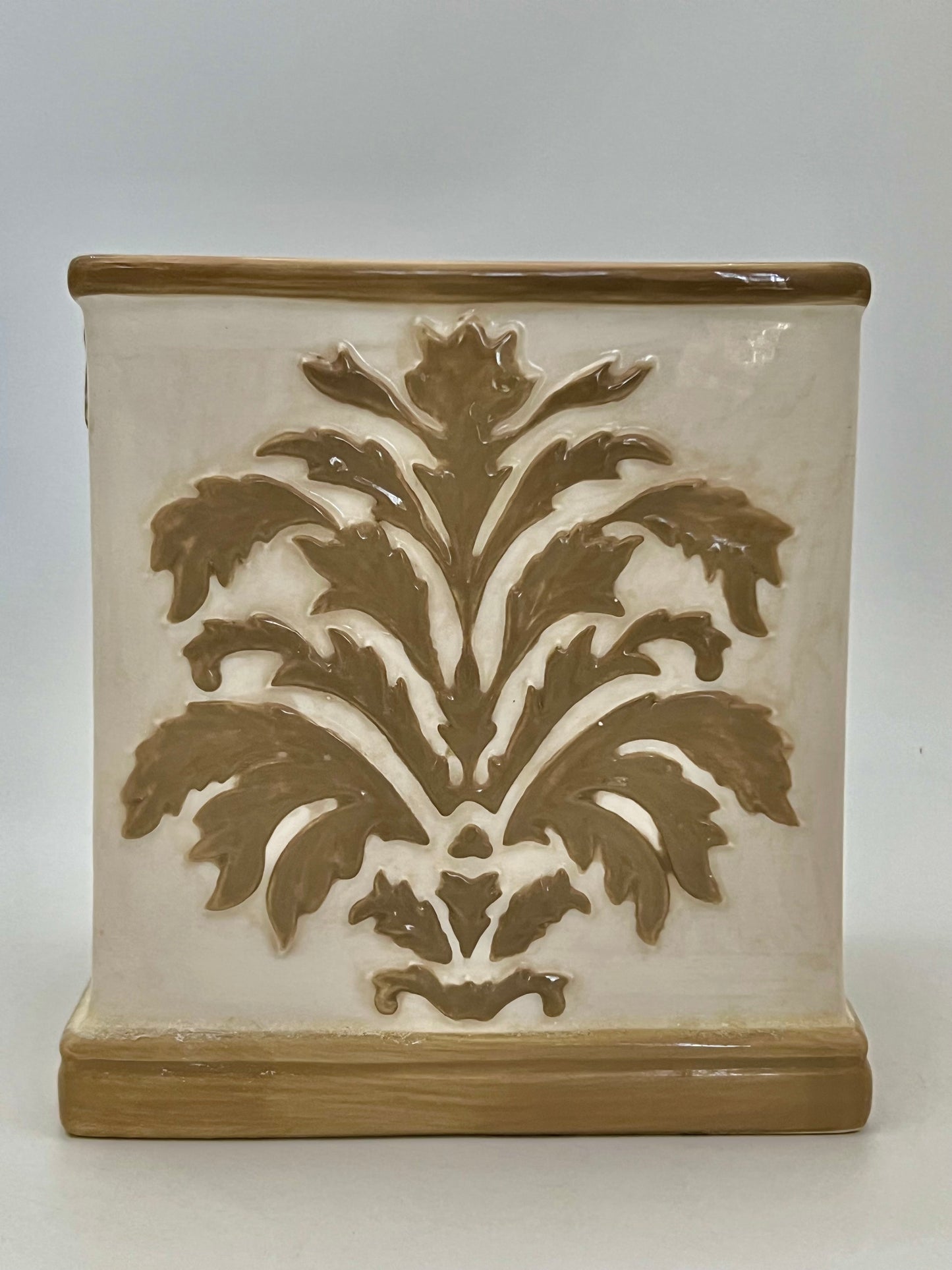 VINTAGE BEIGE AND IVORY CERAMIC TISSUE BOX COVER