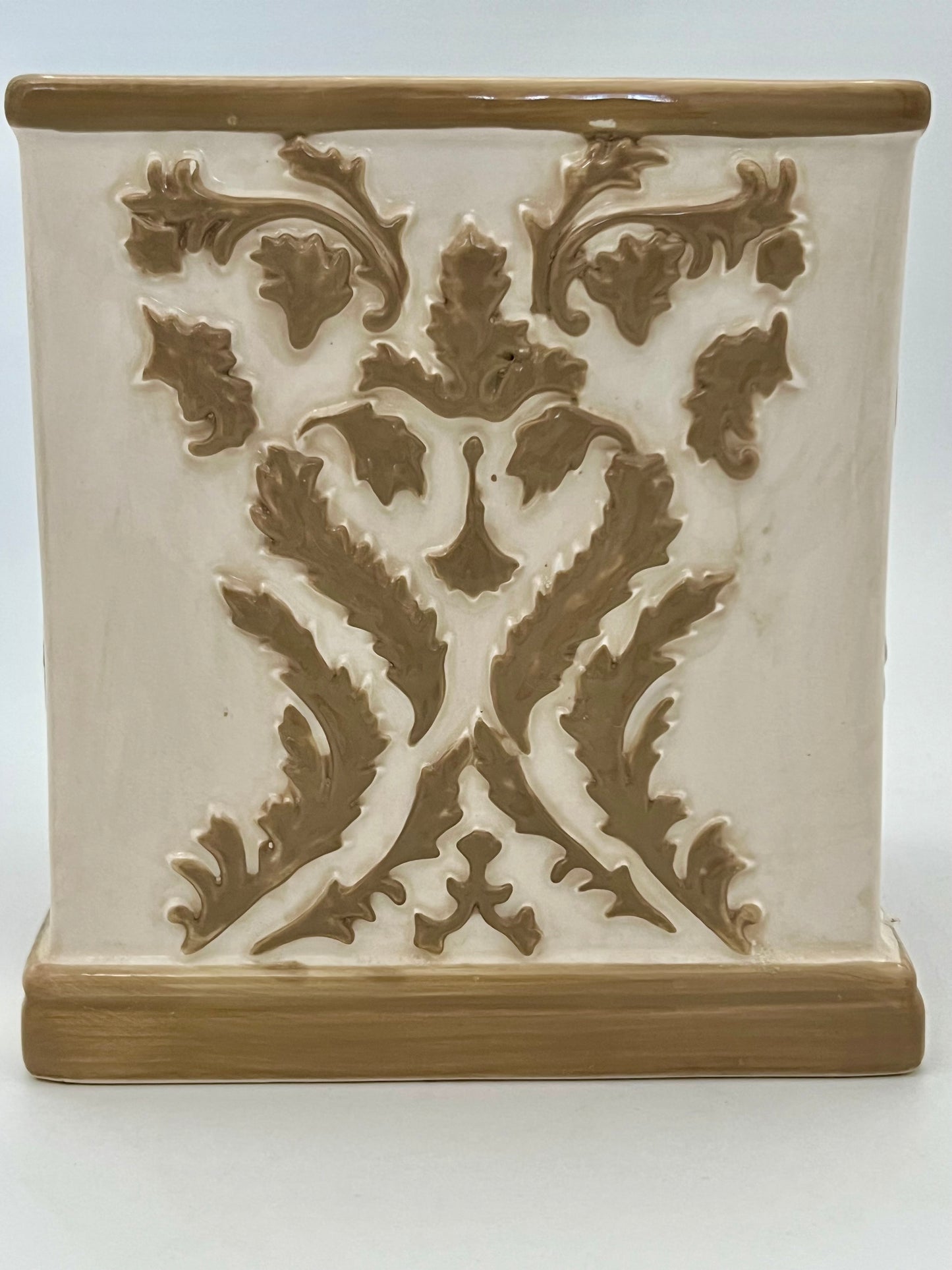 VINTAGE BEIGE AND IVORY CERAMIC TISSUE BOX COVER