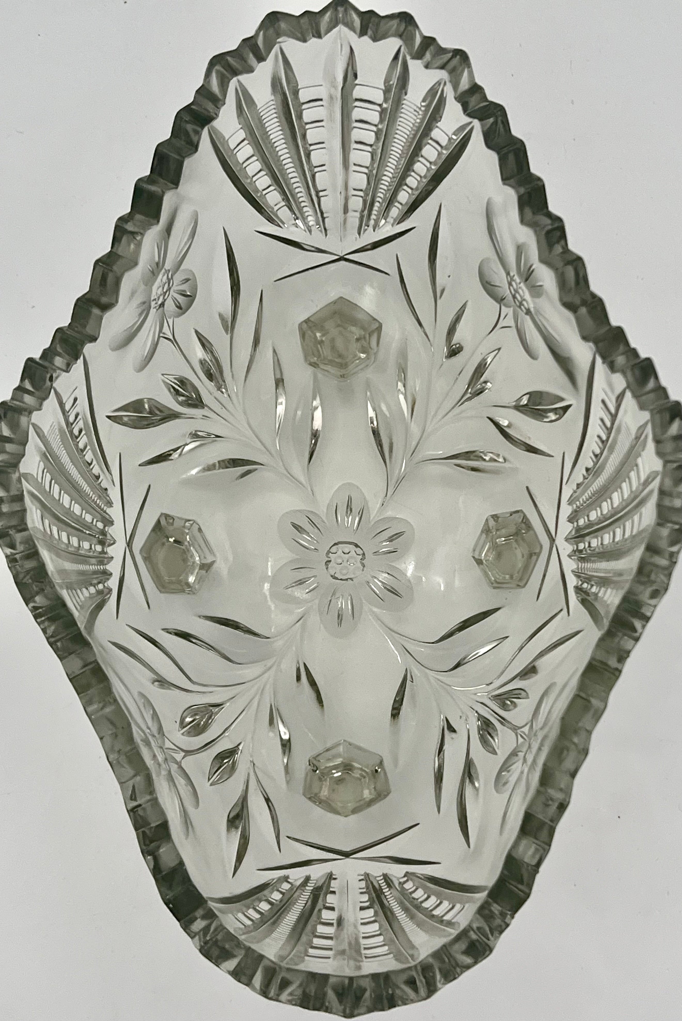 INDIANA GLASS “RAYED FLOWER” 4-FOOTED PRESSED GLASS CENTERPIECE BOWL