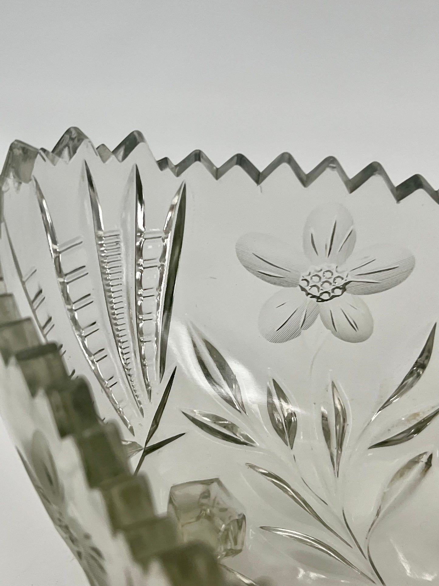 VINTAGE FLOWER DESIGN CRYSTAL BOWL