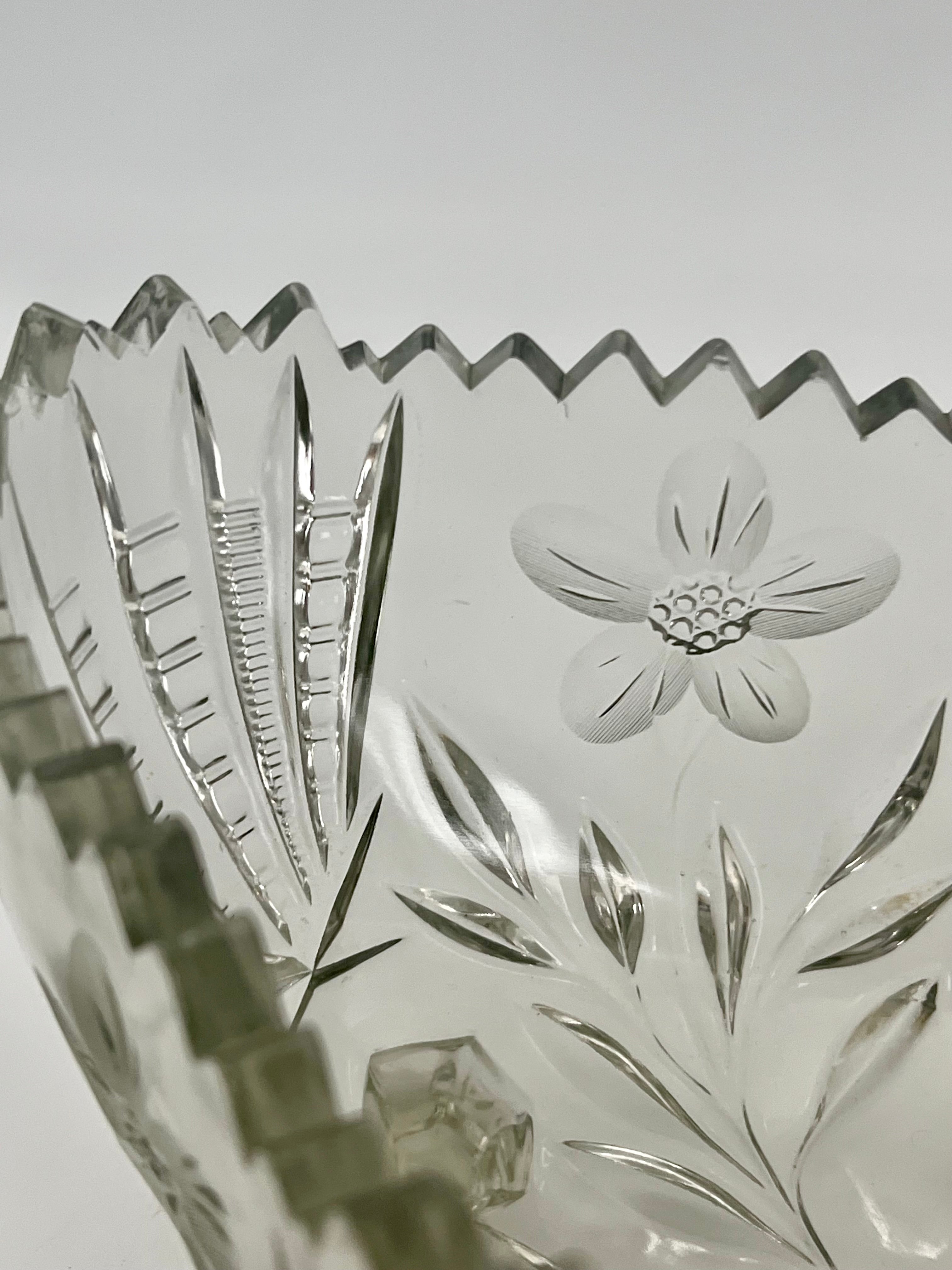 INDIANA GLASS “RAYED FLOWER” 4-FOOTED PRESSED GLASS CENTERPIECE BOWL
