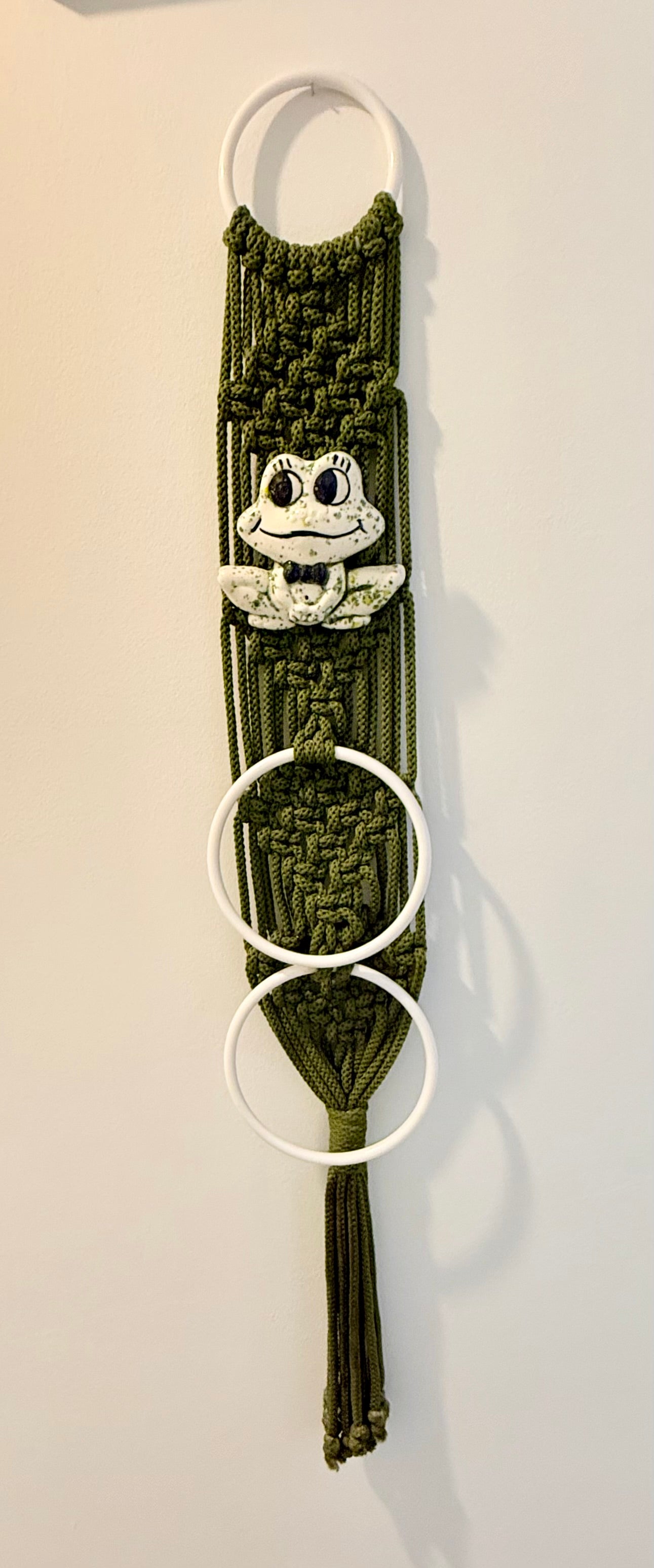 Vintage Macramé Frog Towel Holder Wall Hanging, 1970s Boho Bathroom Decor, Ceramic Frog Wall Art, Green Macrame Towel Rack with Two Rings