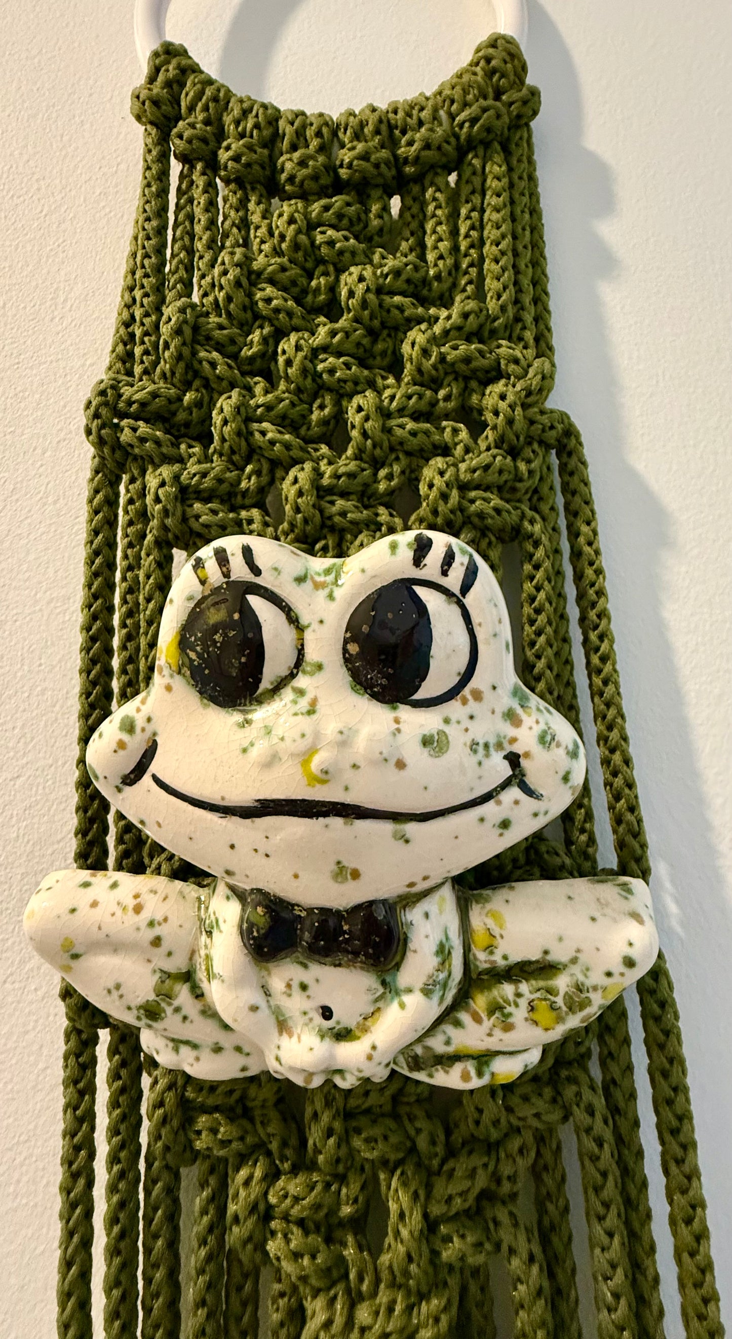 LIKE NEW 1970s MACRAME FROG WALL TOWEL HOLDER