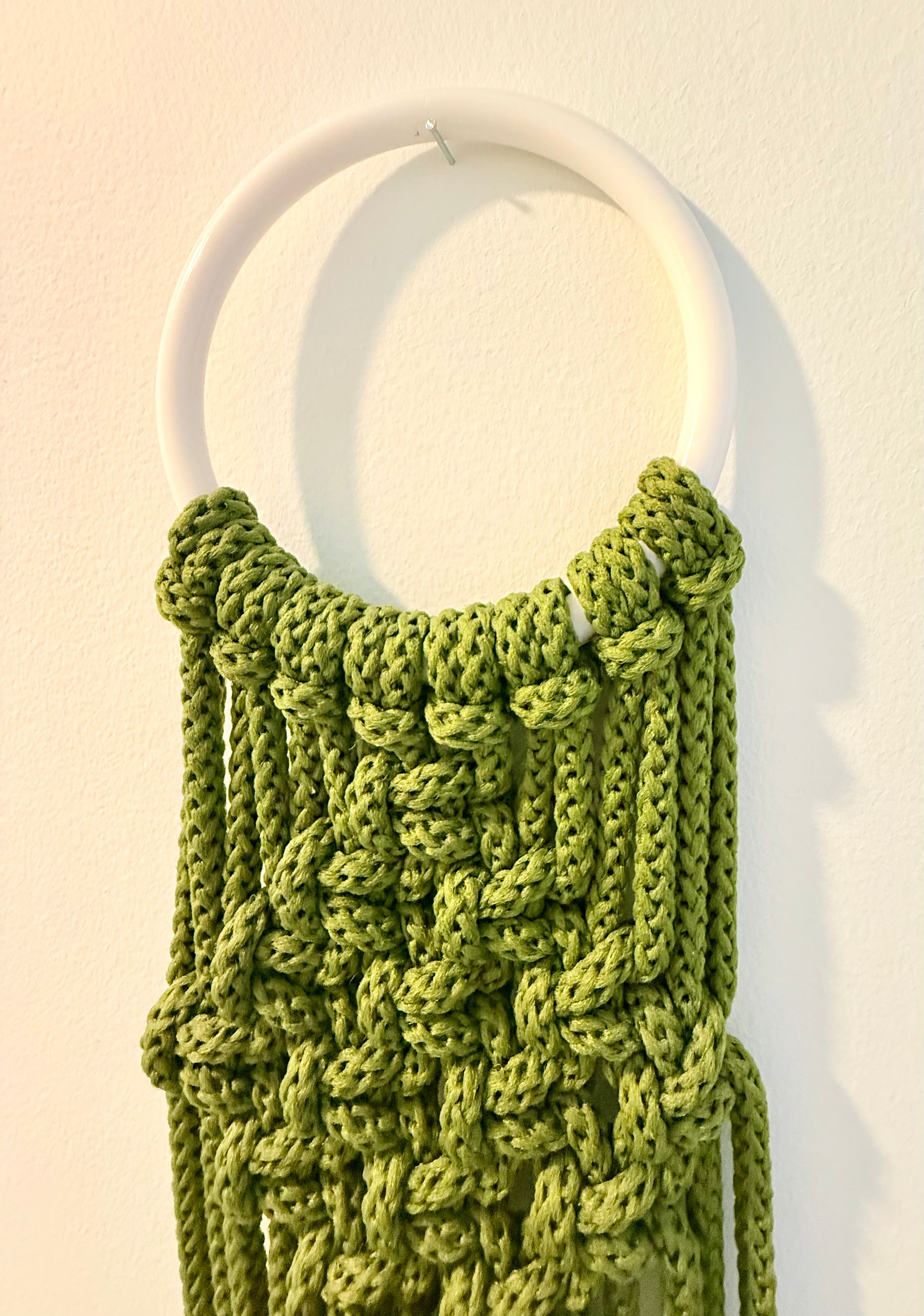 Vintage Macramé Frog Towel Holder Wall Hanging, 1970s Boho Bathroom Decor, Ceramic Frog Wall Art, Green Macrame Towel Rack with Two Rings
