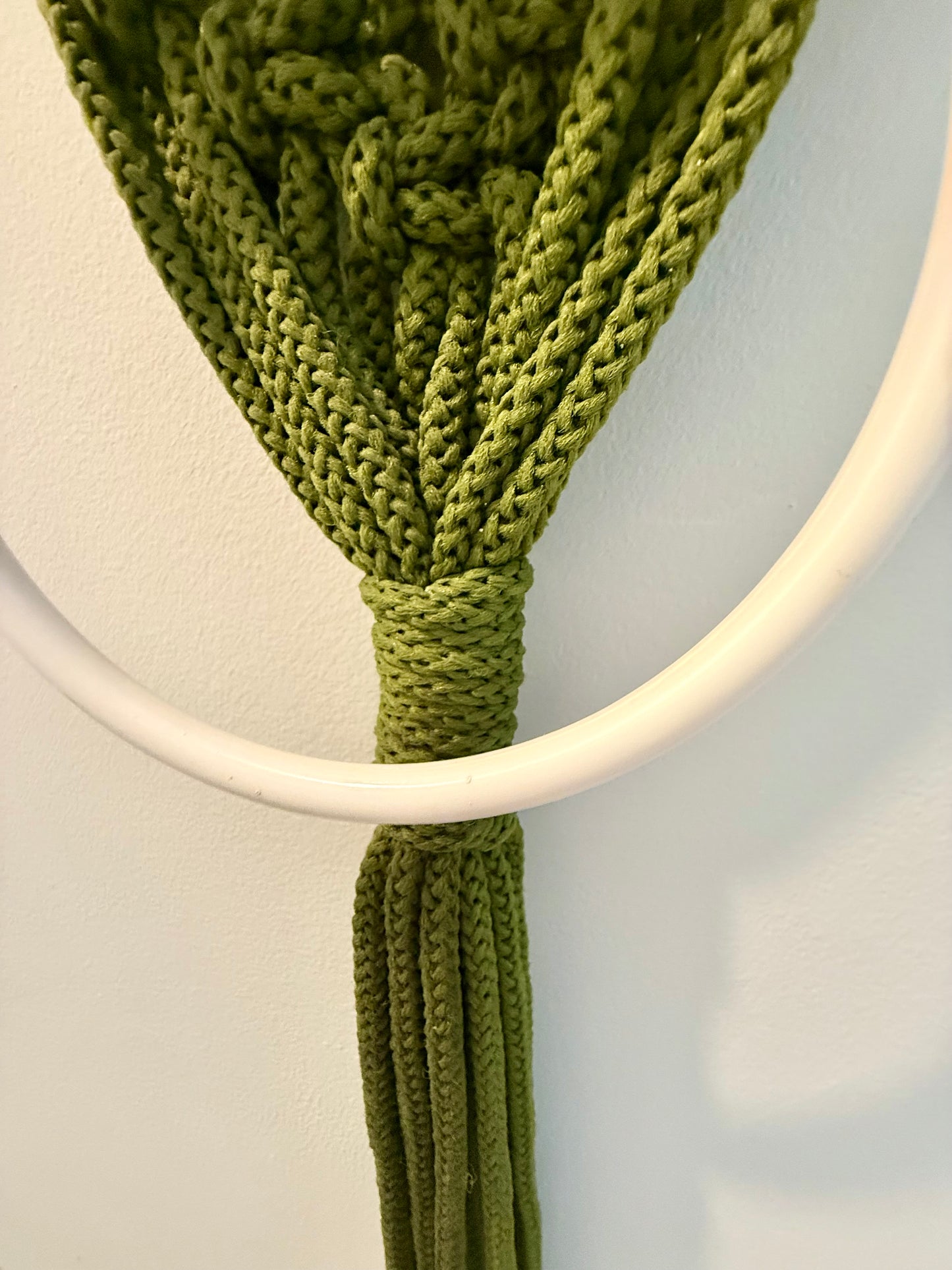 LIKE NEW 1970s MACRAME FROG WALL TOWEL HOLDER
