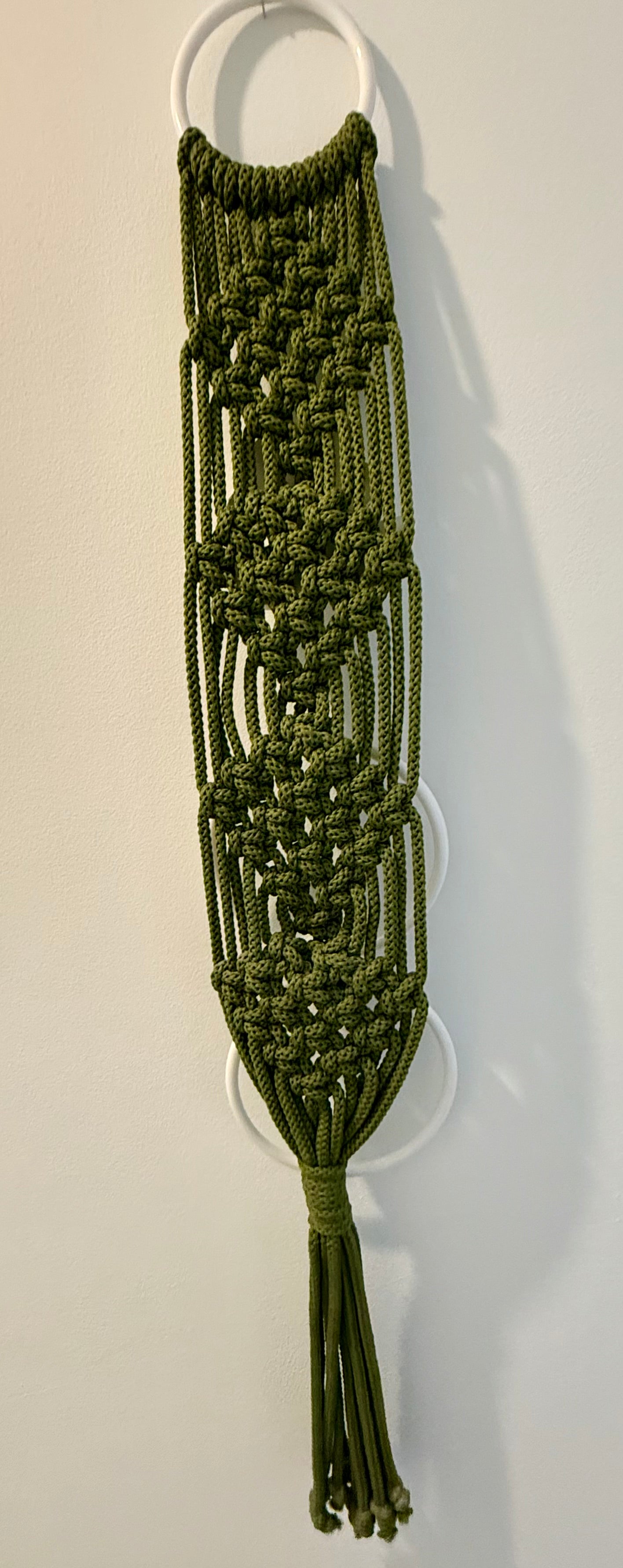 Vintage Macramé Frog Towel Holder Wall Hanging, 1970s Boho Bathroom Decor, Ceramic Frog Wall Art, Green Macrame Towel Rack with Two Rings