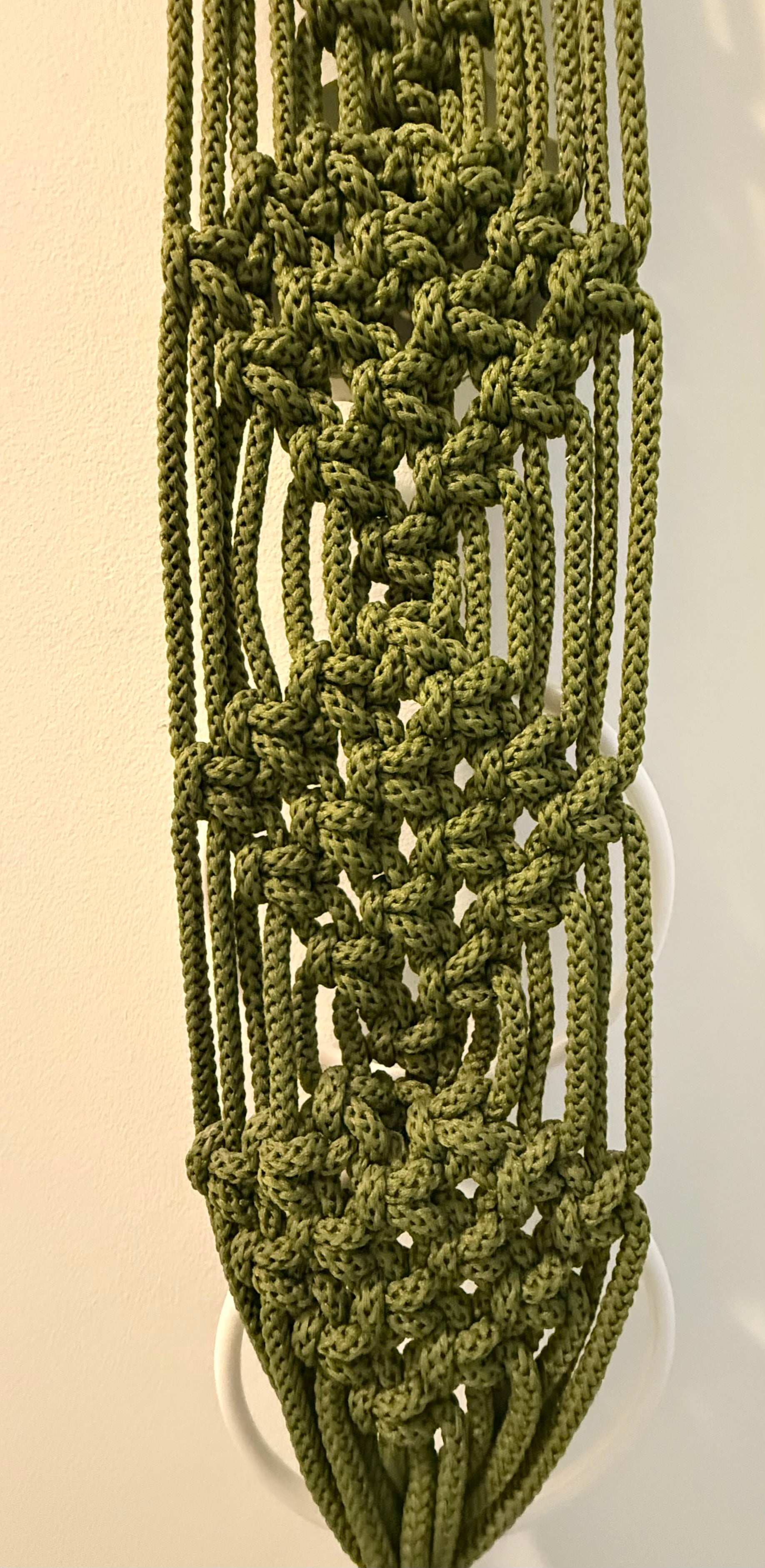 Vintage Macramé Frog Towel Holder Wall Hanging, 1970s Boho Bathroom Decor, Ceramic Frog Wall Art, Green Macrame Towel Rack with Two Rings