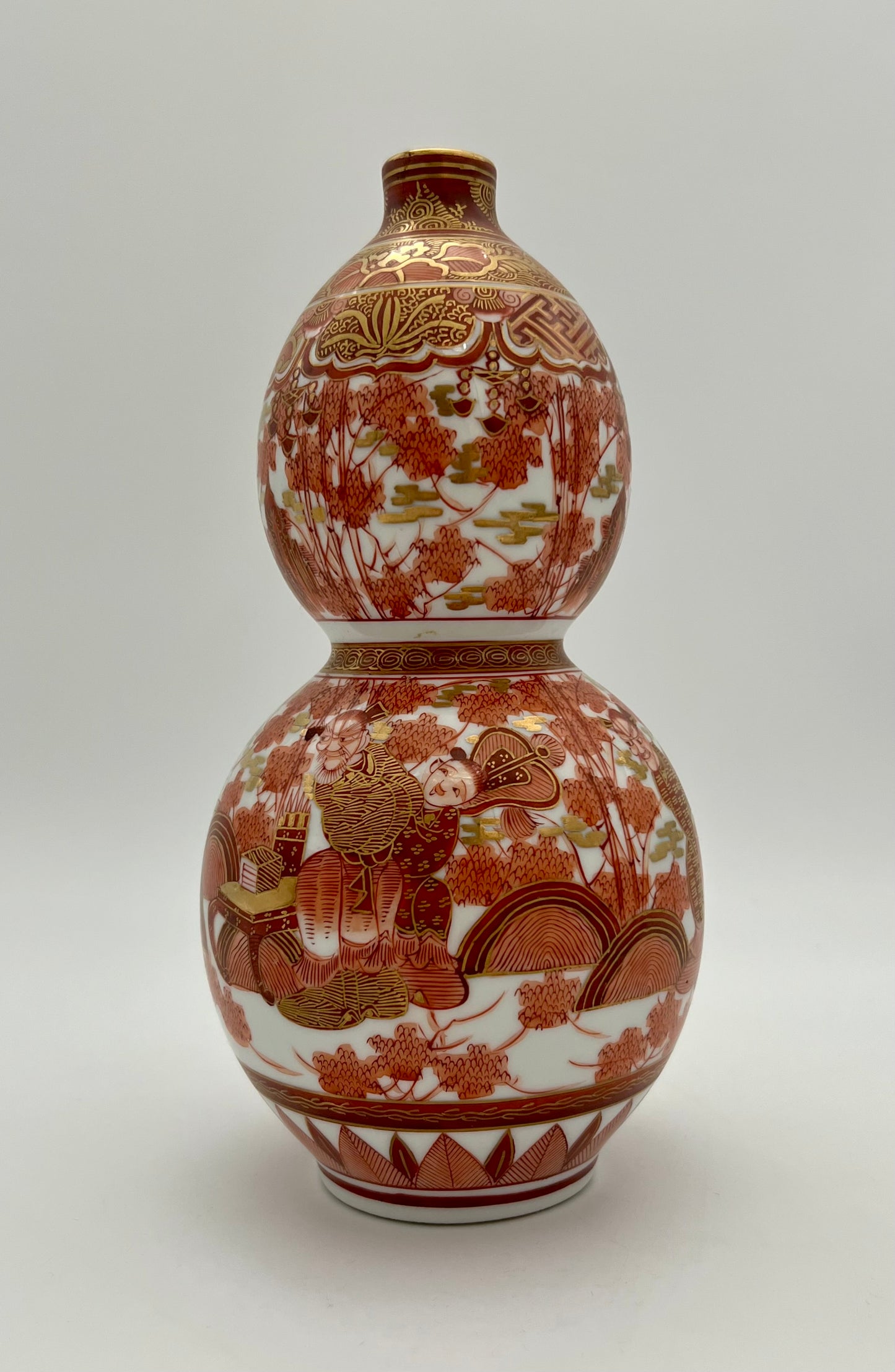 ANTIQUE KUTANI WARE GOURD SHAPED PORCELAIN VASE, CIRCA mid 1800s