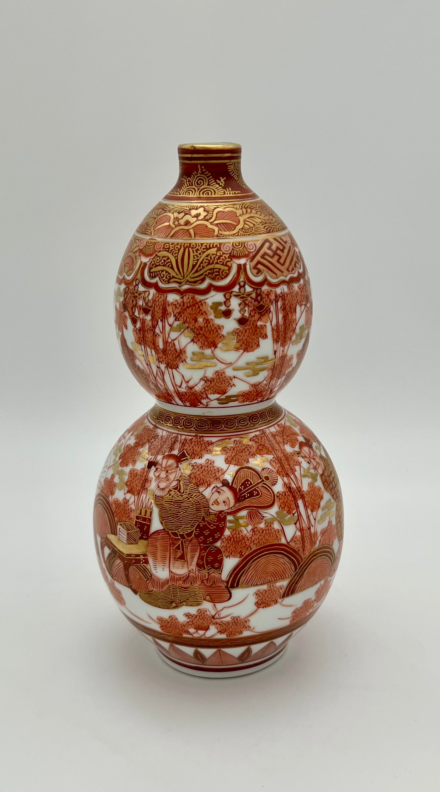 ANTIQUE KUTANI WARE GOURD SHAPED PORCELAIN VASE, CIRCA mid 1800s