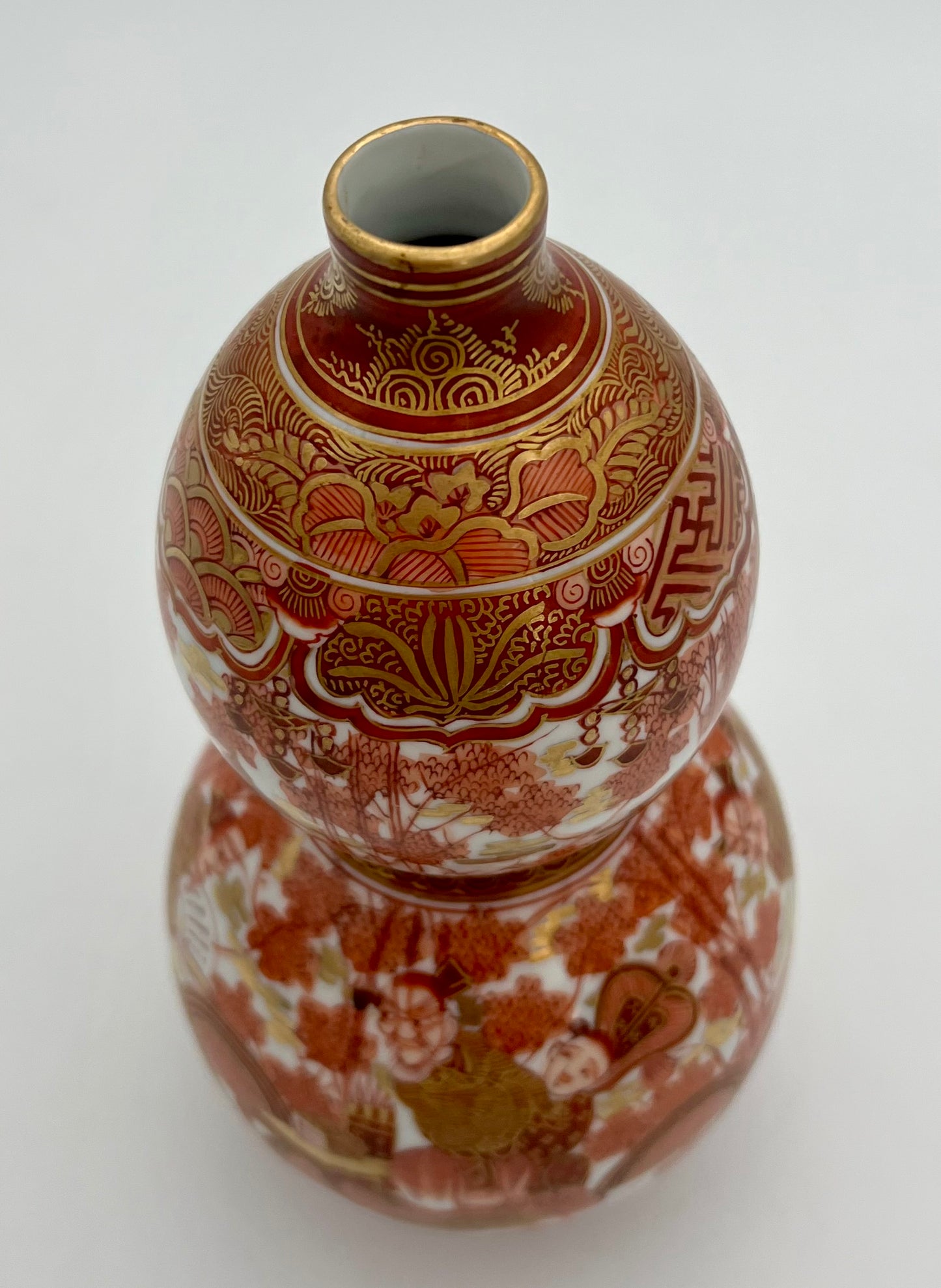 ANTIQUE KUTANI WARE GOURD SHAPED PORCELAIN VASE, CIRCA mid 1800s
